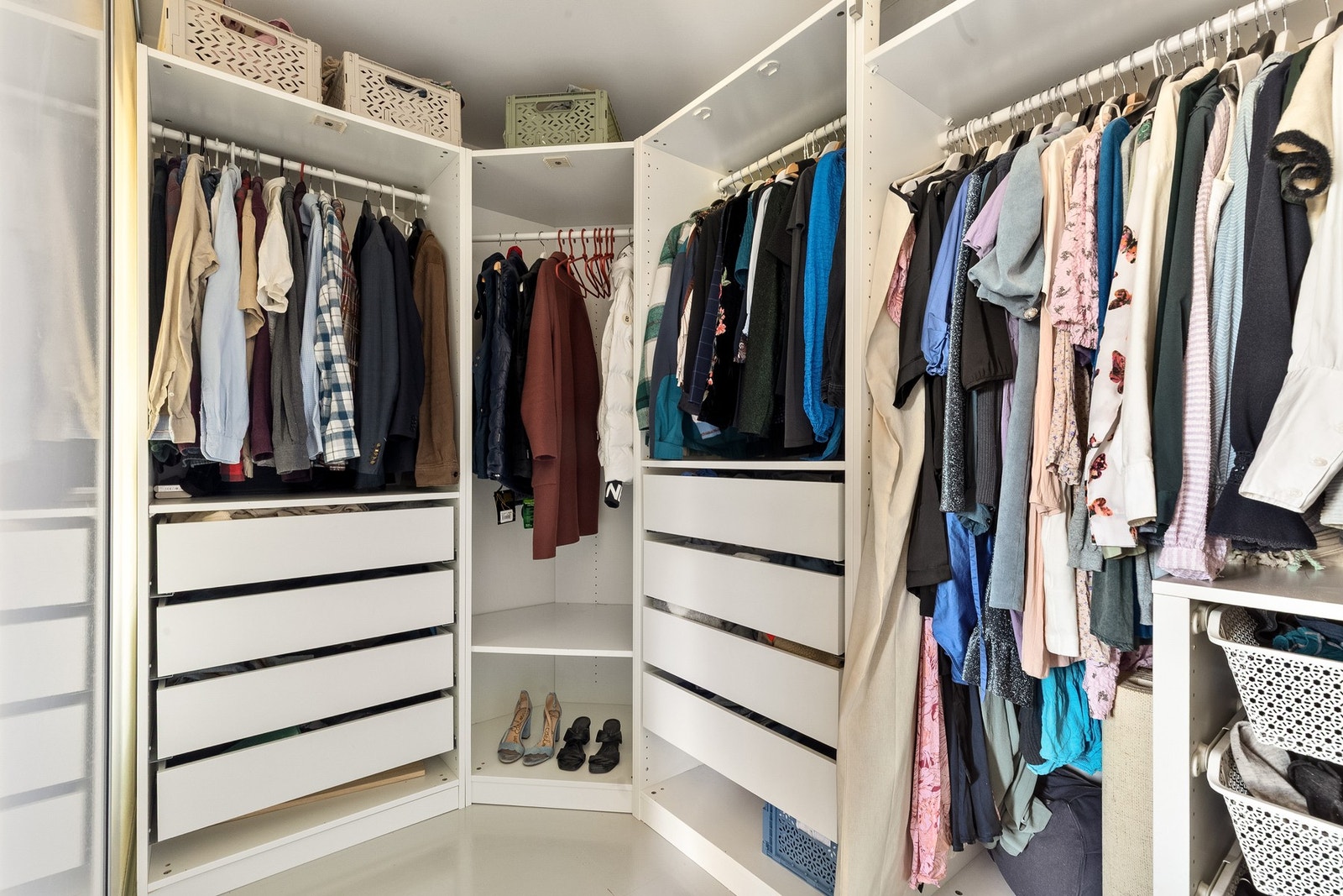 Walk-in-closet tilknyttet hovedsoverommet. Galleribilde