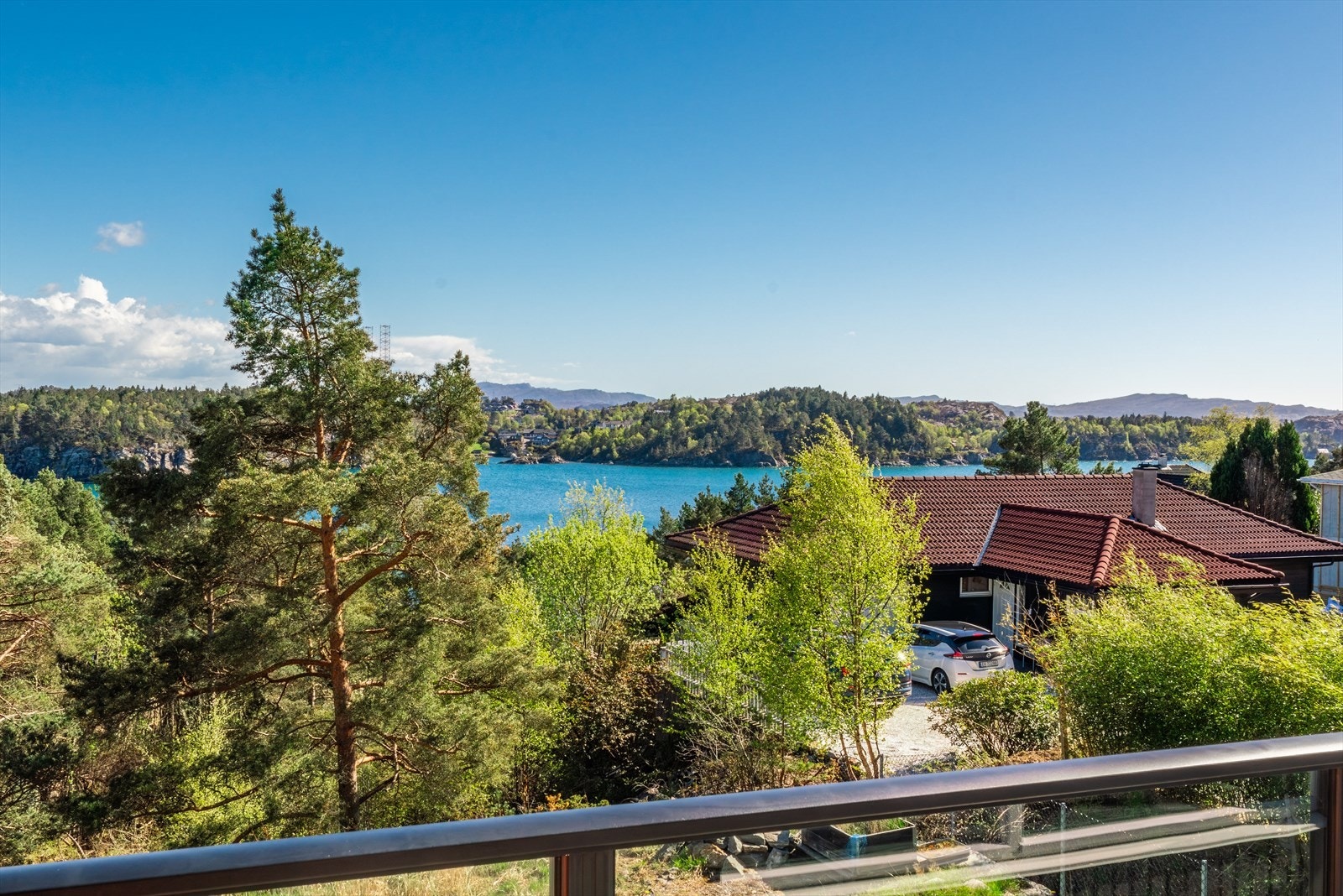 Fra eiendommen er det utsikt mot sjøen og omkringliggende naturområder. Galleribilde
