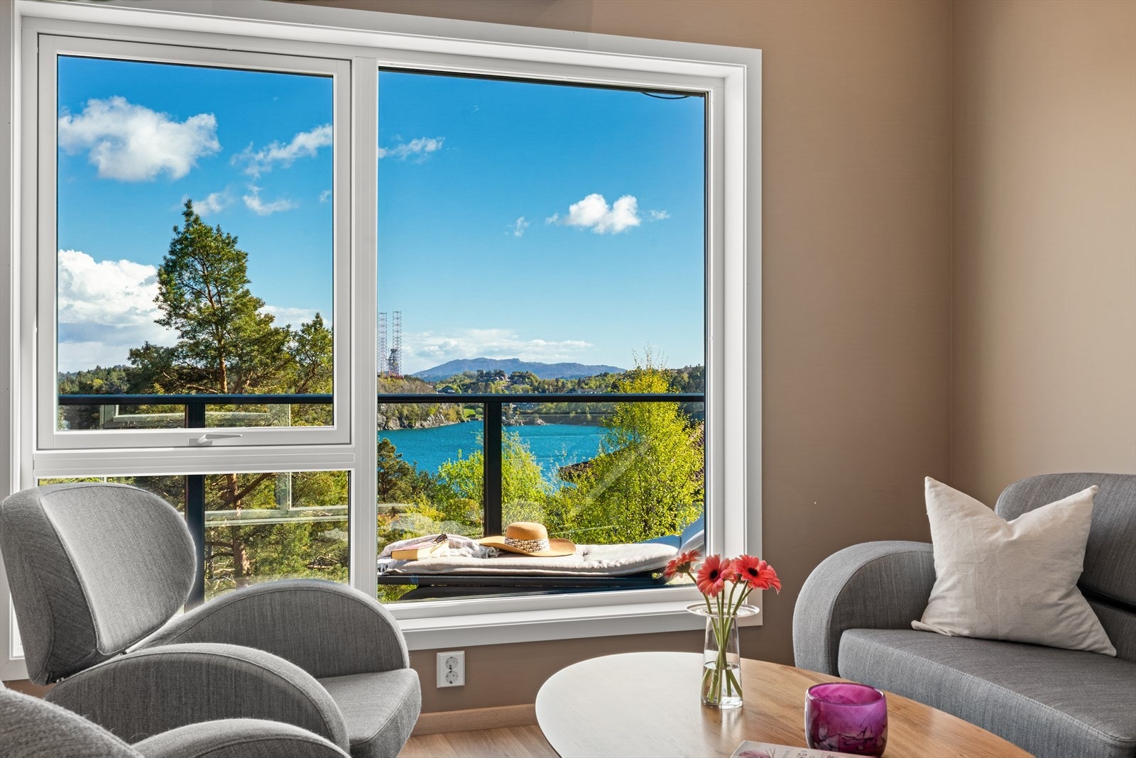 Isolerglass i trekarmer bidrar til å holde godt på varmen. Galleribilde
