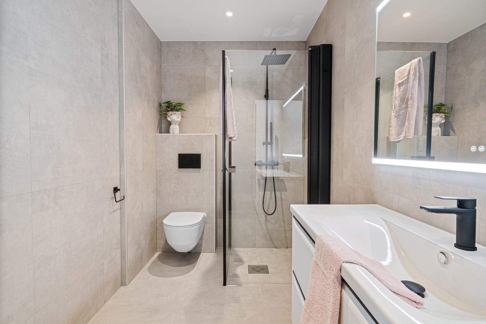 Badet i underetasjen har god belysning fra både spotlights og speil. Galleribilde