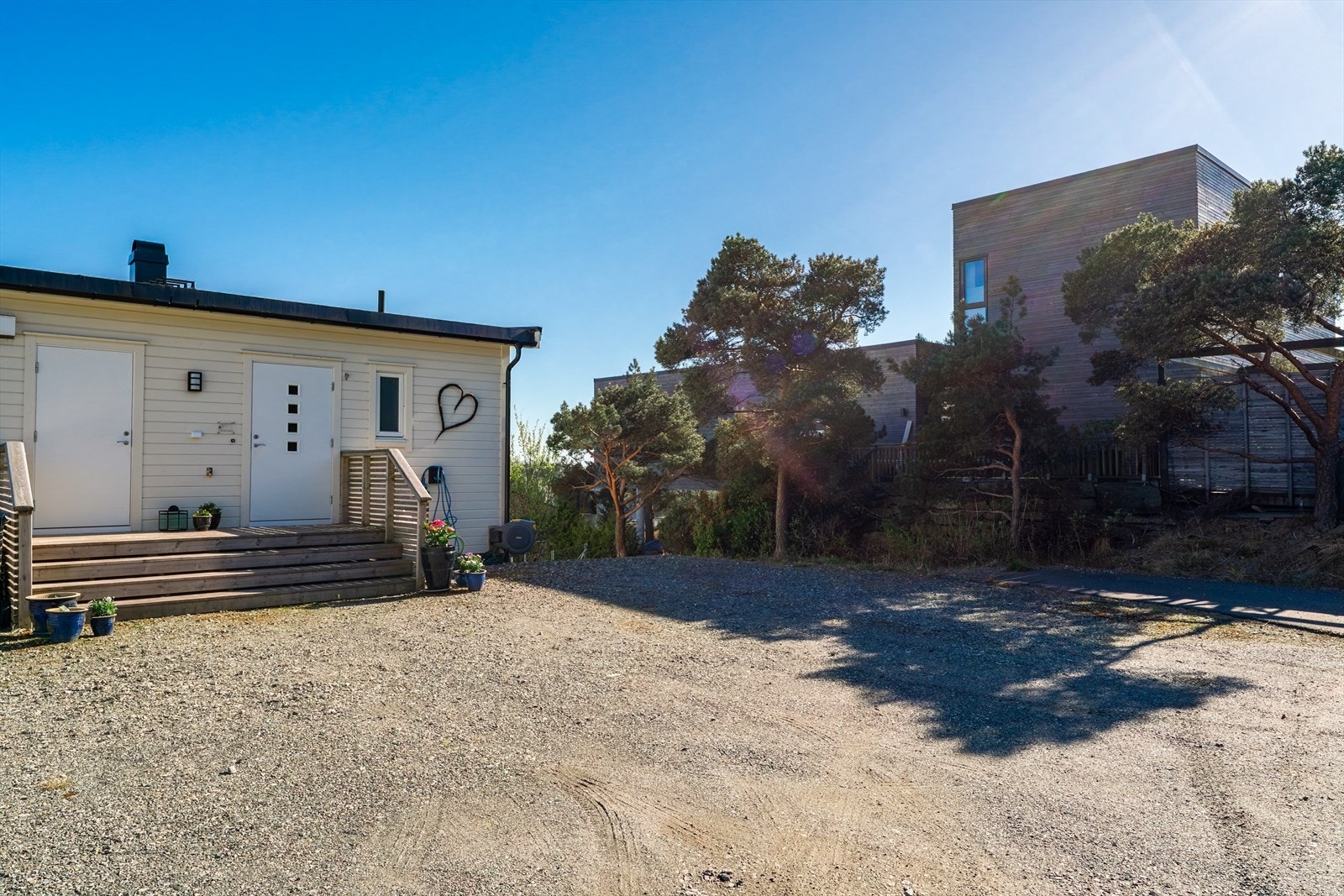 Svært god plass til flere biler på eiendommen! Galleribilde