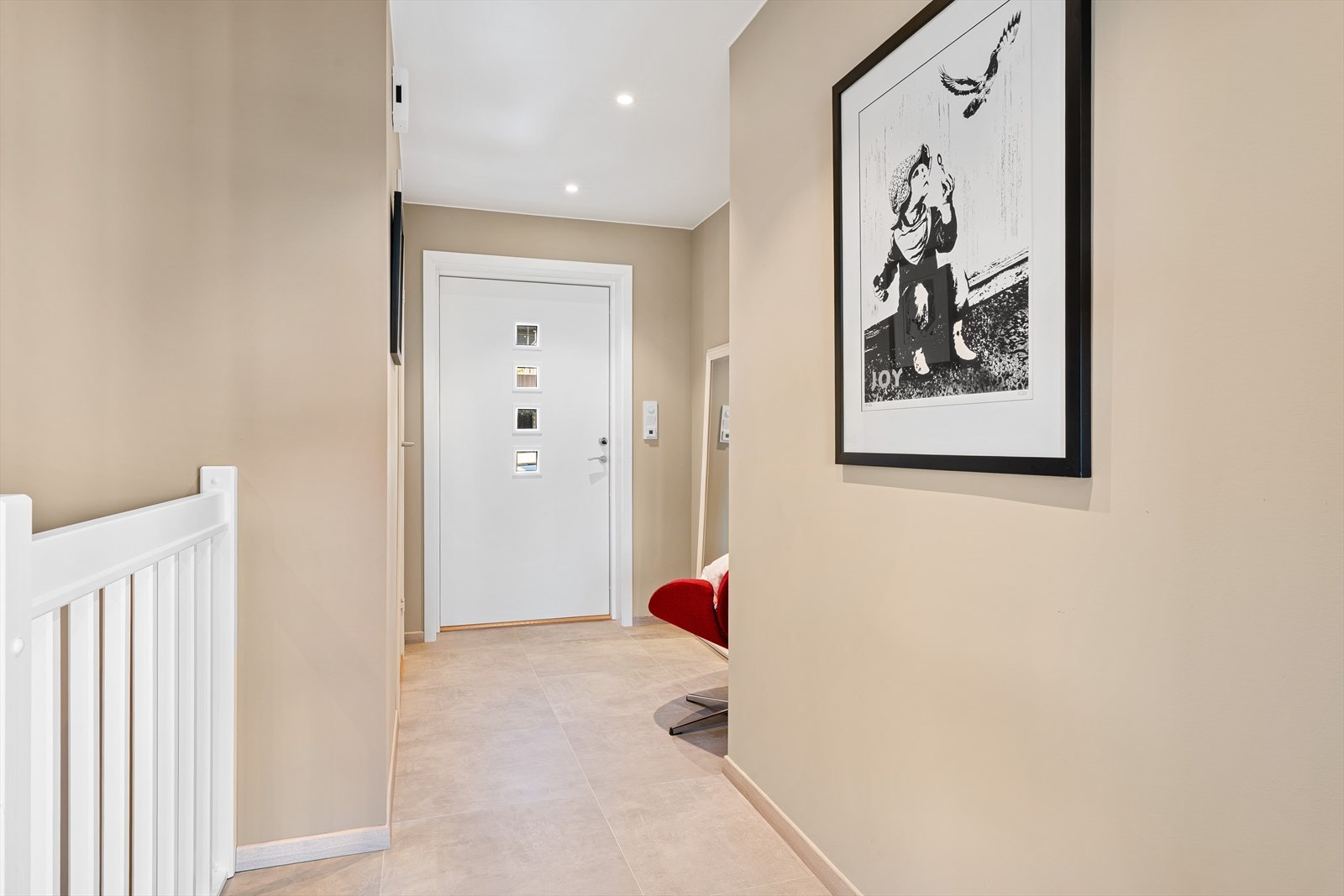 Entréen har flis på gulvet med varmekabler og innfelte spotlights i himlingen. Galleribilde