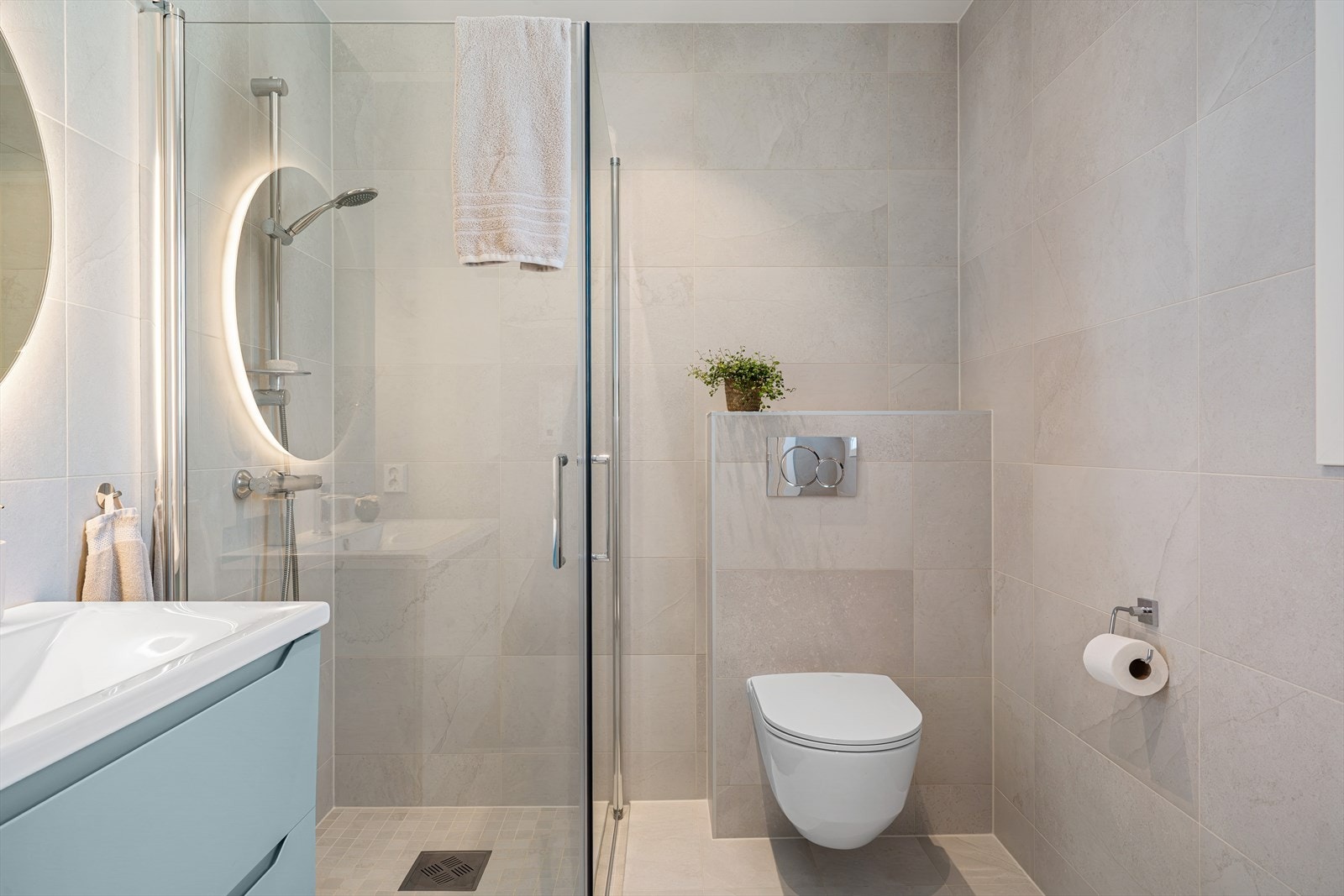 Badet i første etasje har keramiske fliser på gulv og vegger, samt vegghengt toalett. Galleribilde