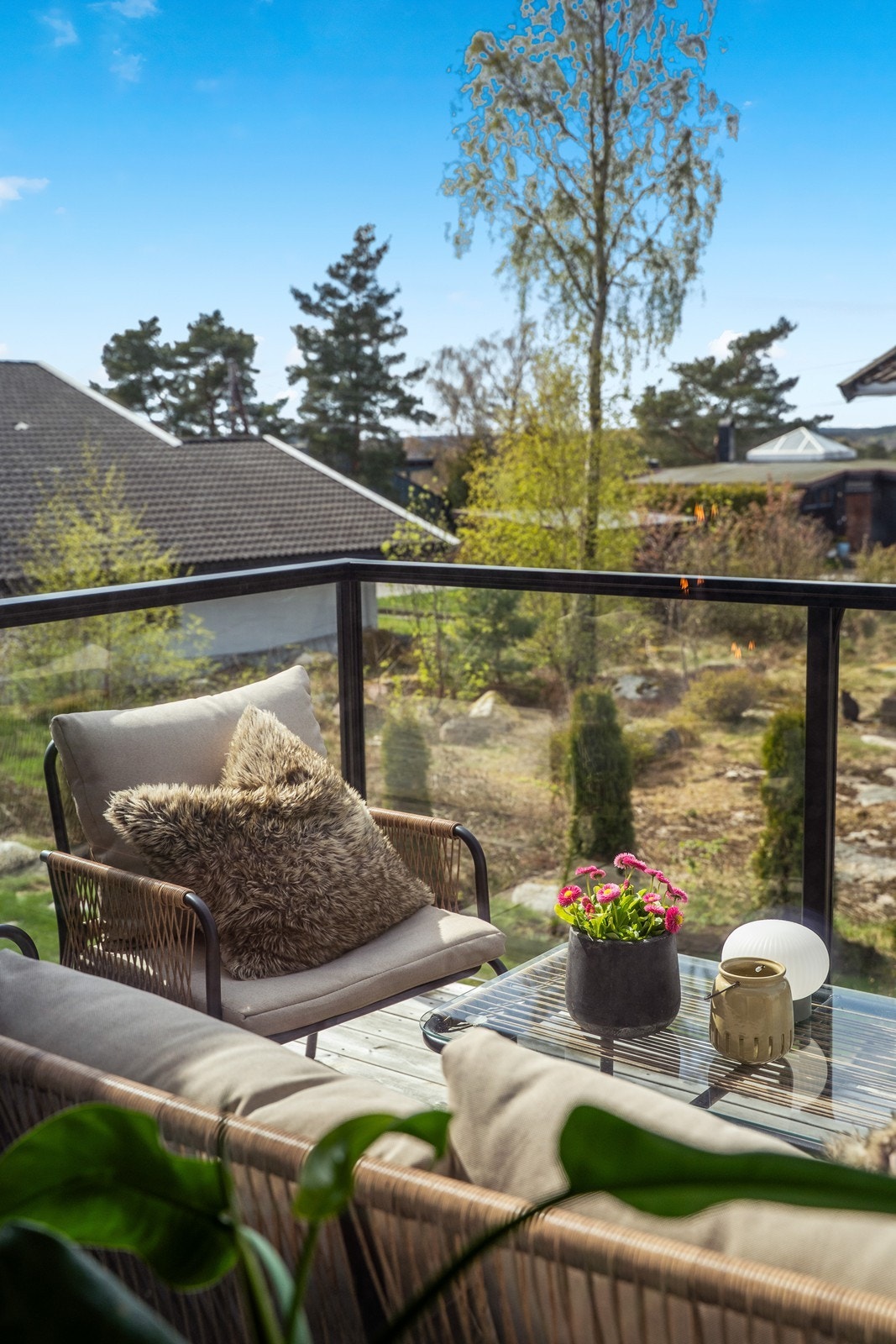 Uteplassen er en fin forlengelse av stuen i sommerhalvåret. Galleribilde