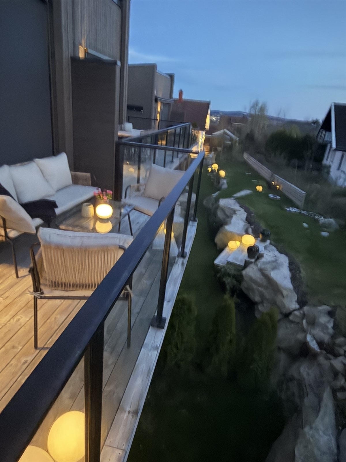 Terrassen i andre etasje har god plass til en hyggelig sittegruppe. Galleribilde