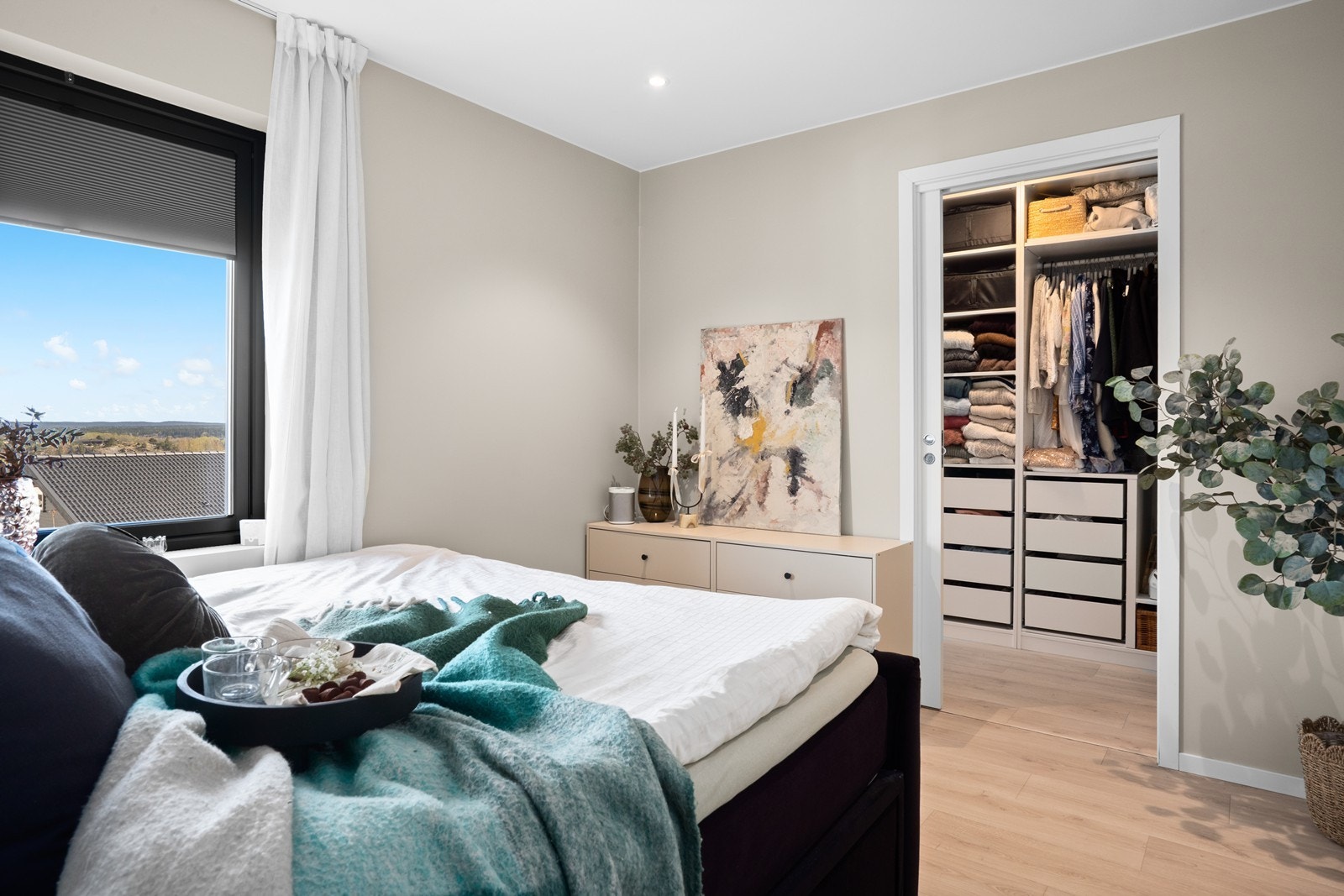 Fra hovedsoverommet er det direkte adkomst til et praktisk walk-in-closet. Galleribilde