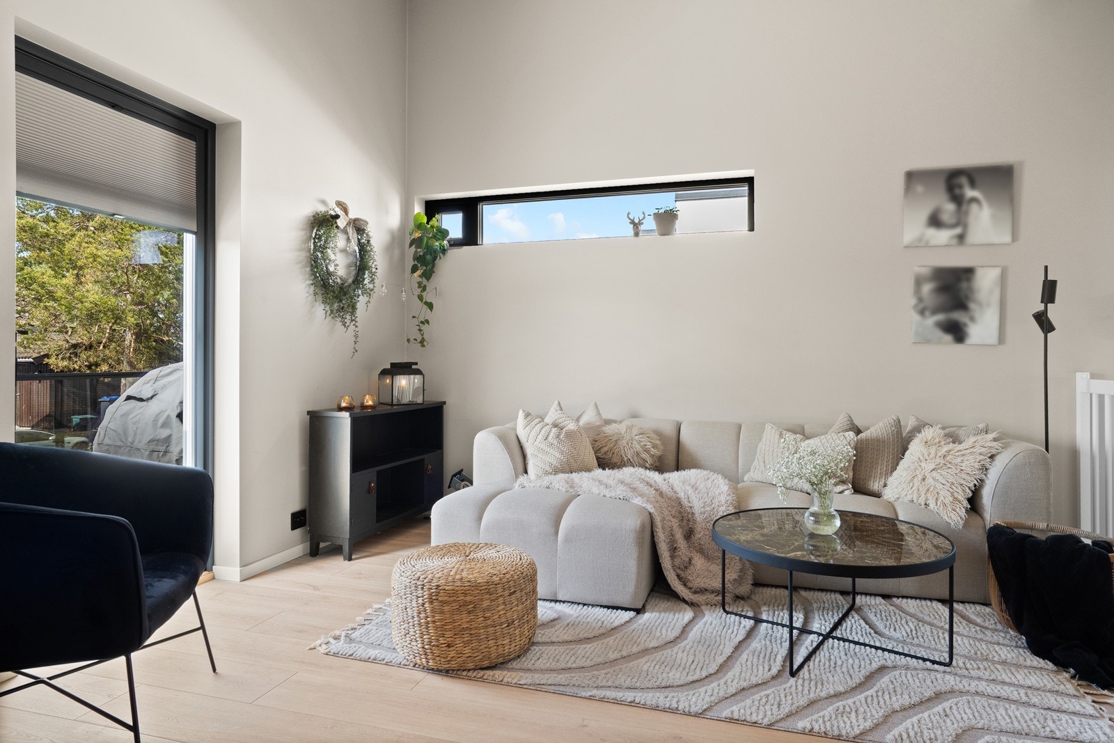 Stuen har god plass til sofagruppe og får rikelig med lys fra store vindusflater. Galleribilde