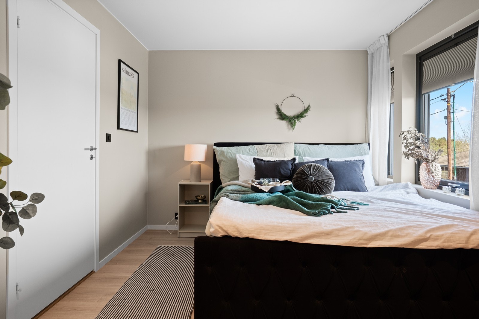 Store vinduer med 3-lags glass sørger for godt med dagslys og god isolasjon. Galleribilde
