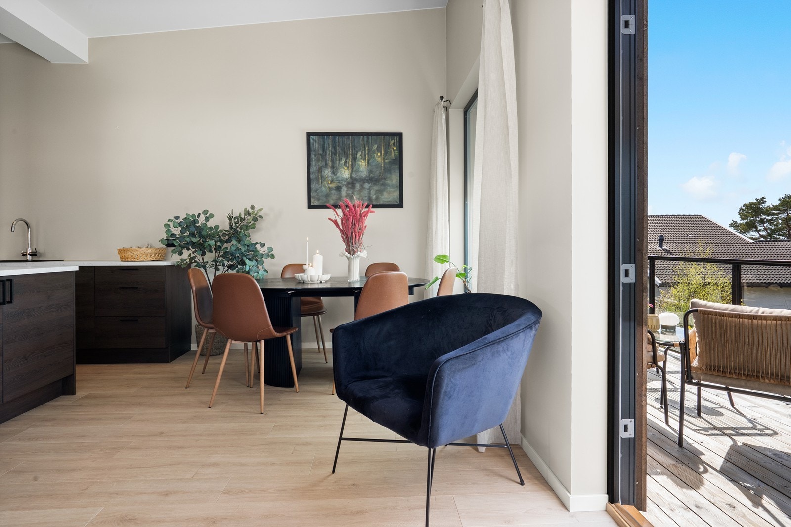 Spiseplassen er et hyggelig samlingspunkt med nærhet til både kjøkken og terrasse. Galleribilde