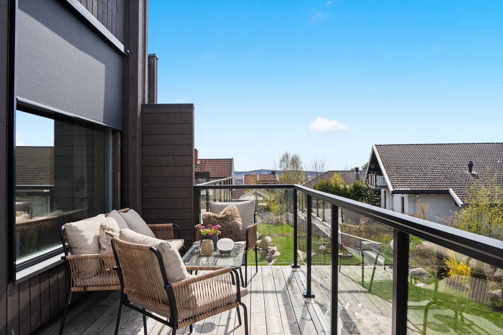 Terrassen i andre etasje har glassrekkverk som sikrer utsikten. Galleribilde