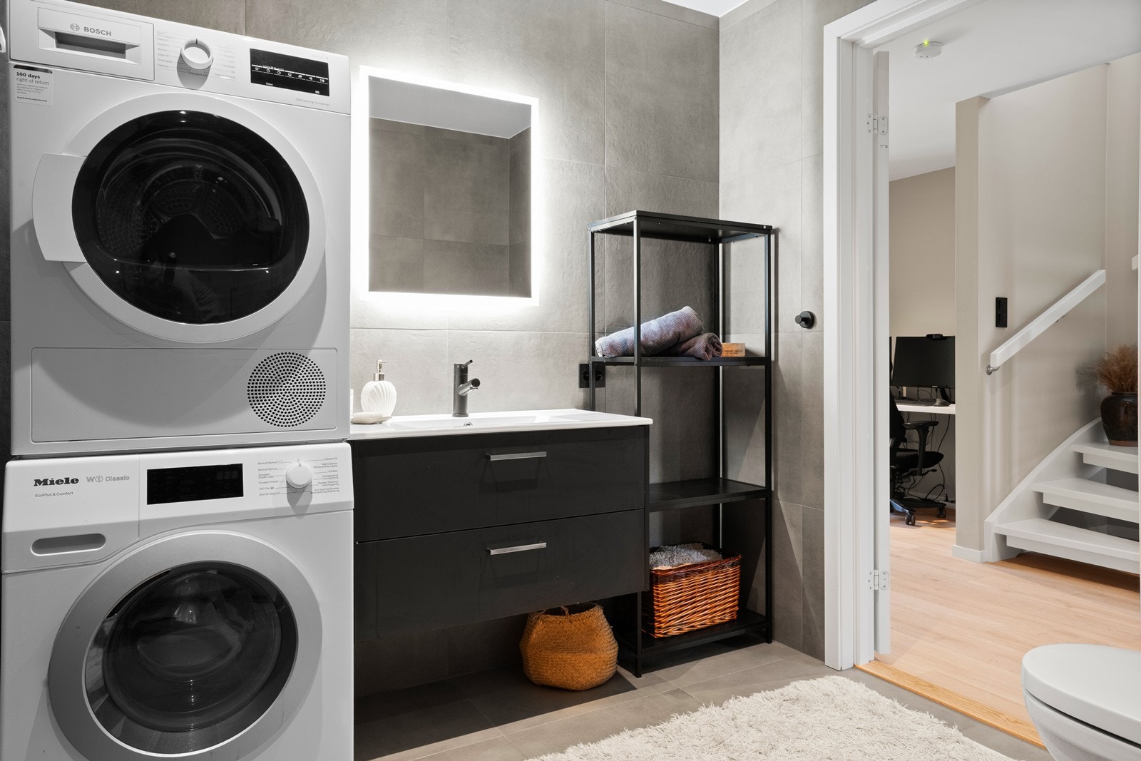 Badet i første etasje er fra 2023, med fliser, elektriske varmekabler og opplegg for vaskemaskin. Galleribilde