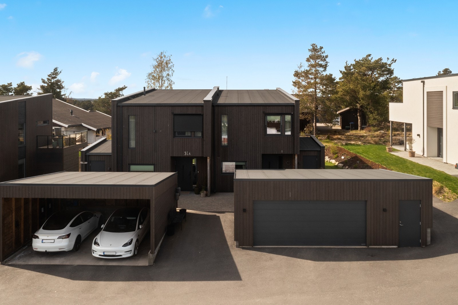 Moderne halvpart av tomannsbolig, ferdigstilt i 2023. Boligen har vannbåren gulvvarme, balansert ventilasjon og parkering i egen carport. Galleribilde