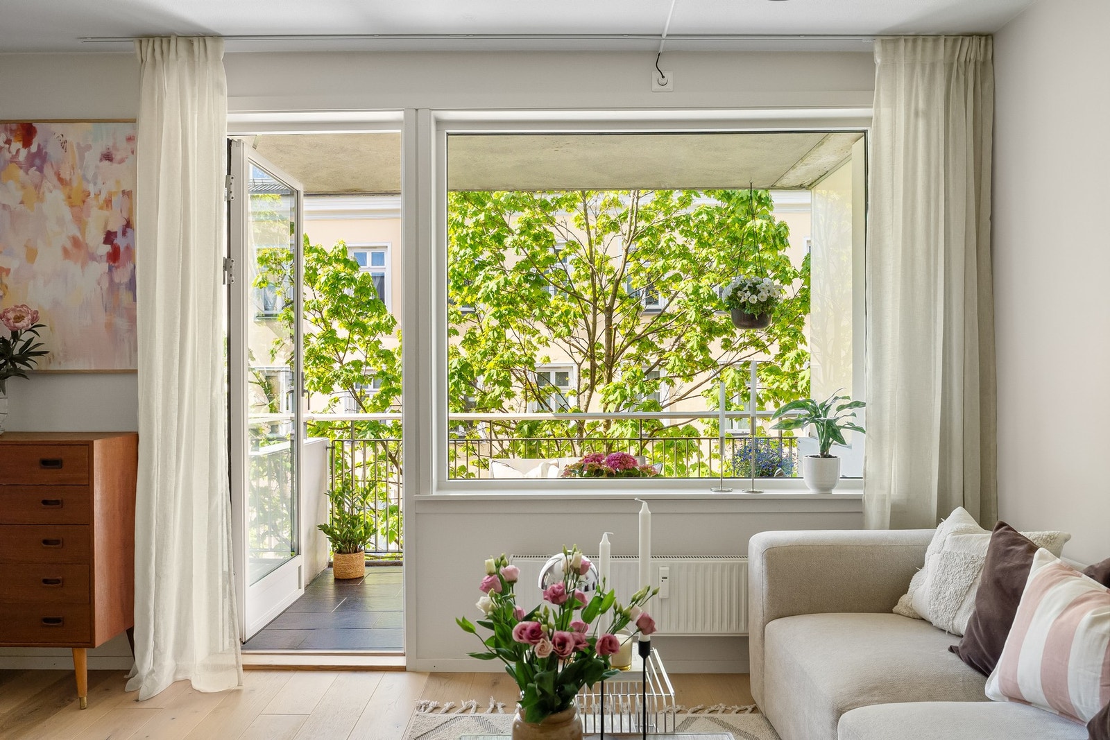 Store vindusflater med grønt og frodig utsyn mot rolige omgivelser. Galleribilde