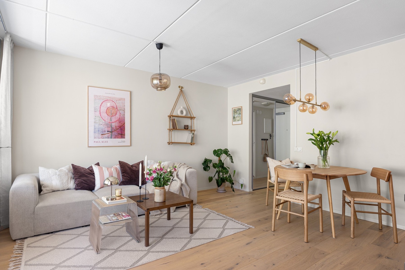 Rommet oppleves åpent og lett å møblere, med plass til både sofagruppe og spiseplass, og planløsningen gir en naturlig og velfungerende oppholdsdel. Galleribilde
