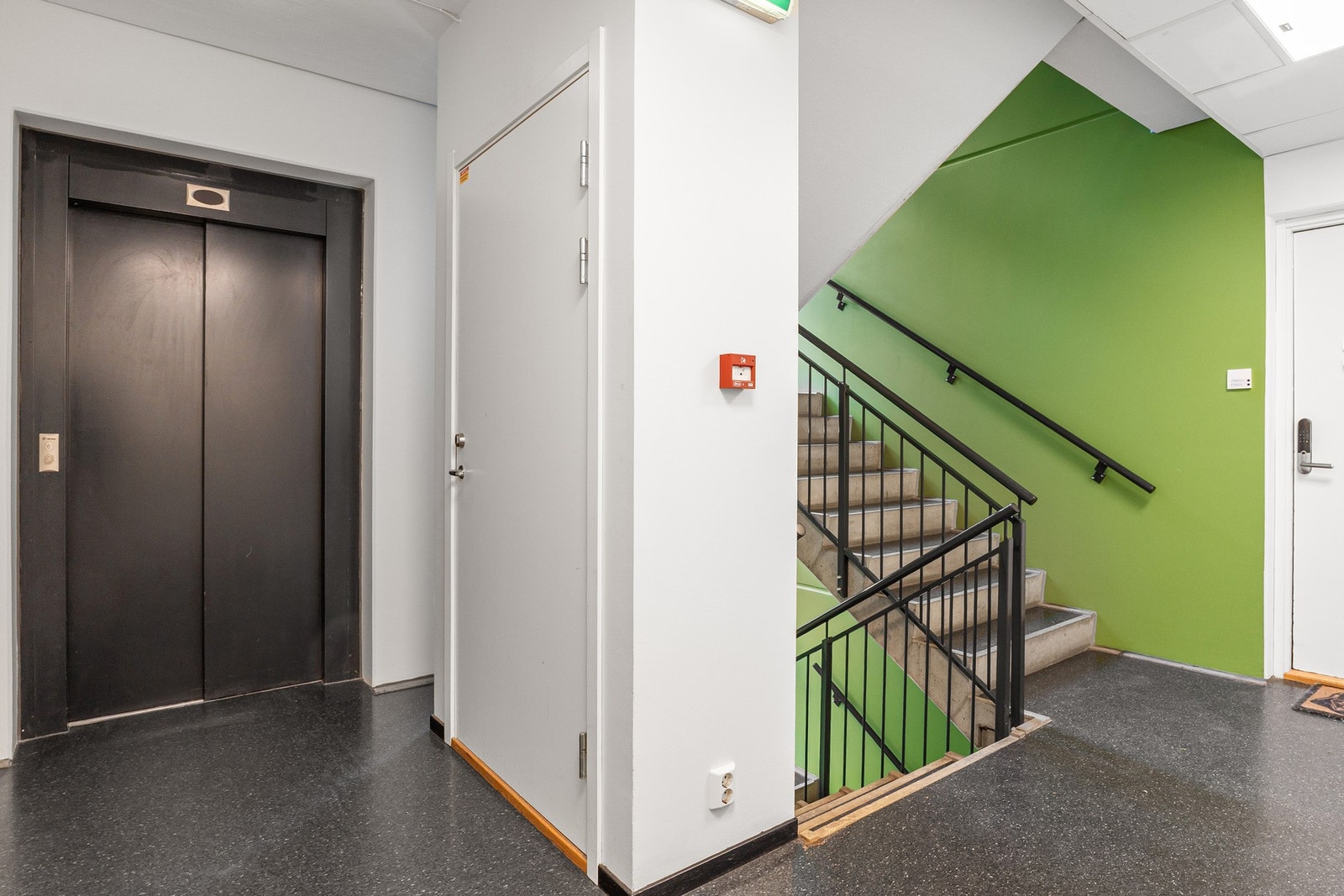 Heisen tar deg enkelt opp til leiligheten i byggets 4. etasje. Galleribilde