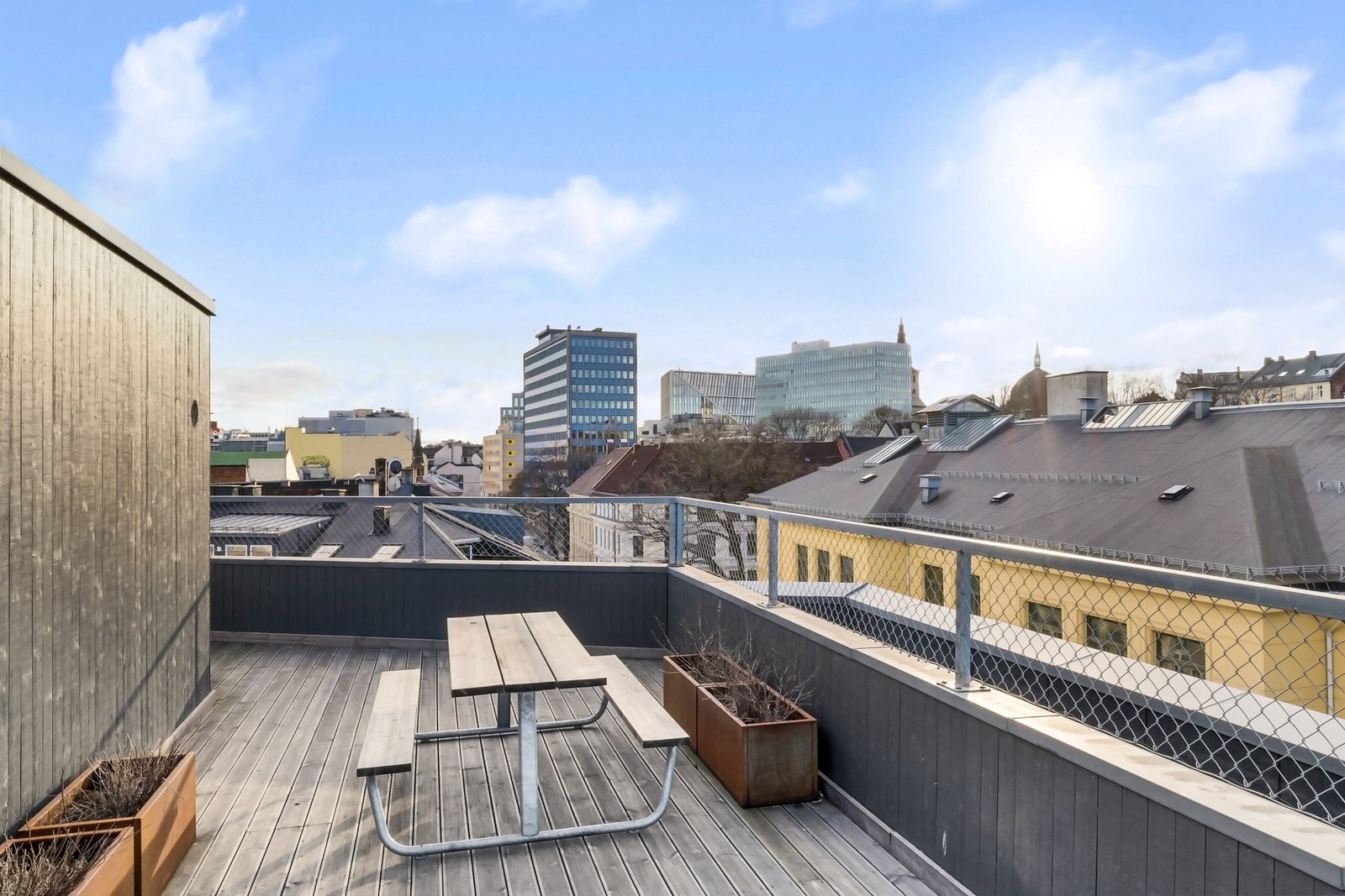 På toppen av byggene finnes det en rekke takterrasser som beboerne fritt kan benytte, med fenomenal utsikt over byen og sol hele dagen. Galleribilde