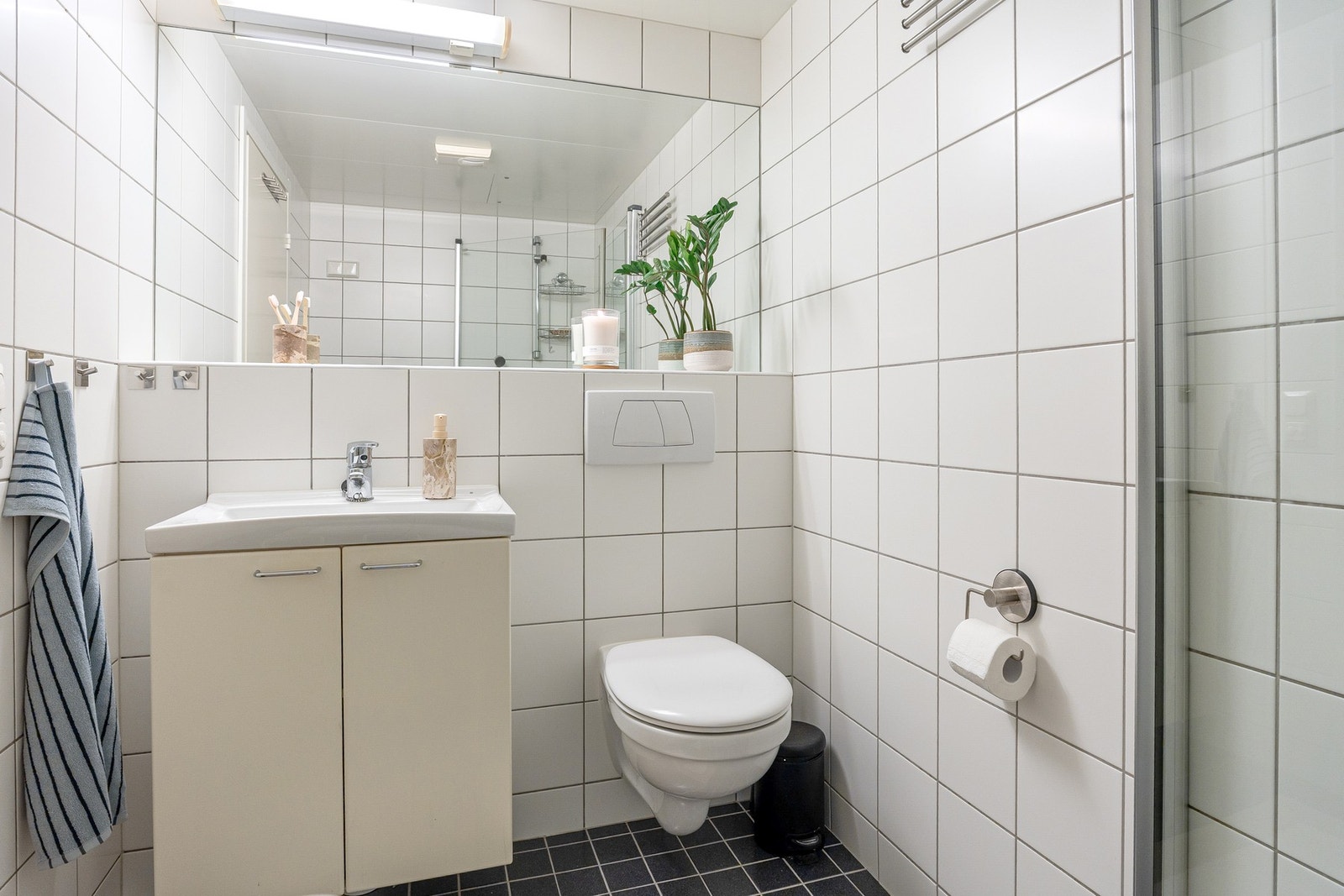 Gulvvarme bidrar til god komfort, og planløsningen er godt utnyttet med løsninger som fungerer fint i hverdagen. Helheten fremstår praktisk og ryddig, med et uttrykk som er enkelt å trives med. Galleribilde