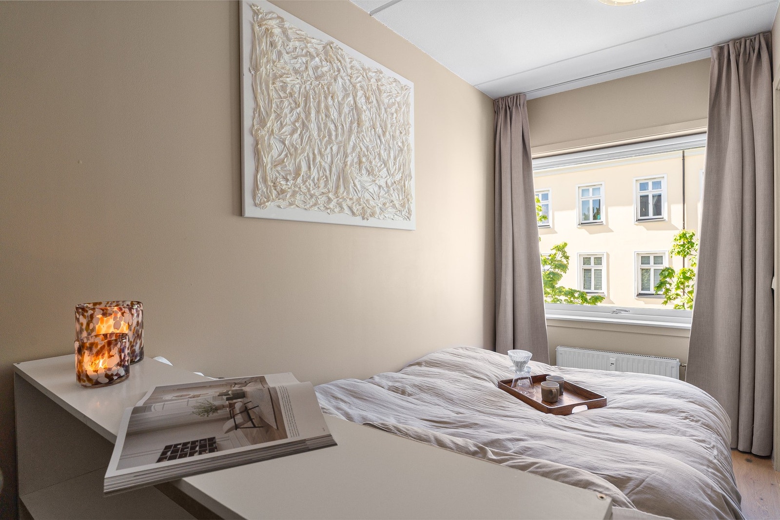 Soverommet fremstår som et rolig og behagelig rom med god plass til seng og tilhørende møblement. Galleribilde