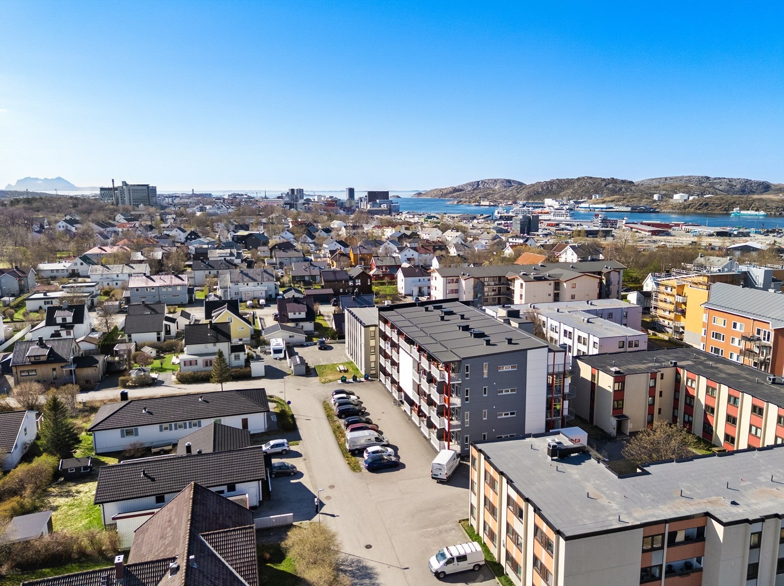 Her bor du med kort vei til nærmest alt, dagligvarebutikker, busstopp, treningssenter, byen og Stormyra/cn. Nærliggende flotte turområder. Galleribilde