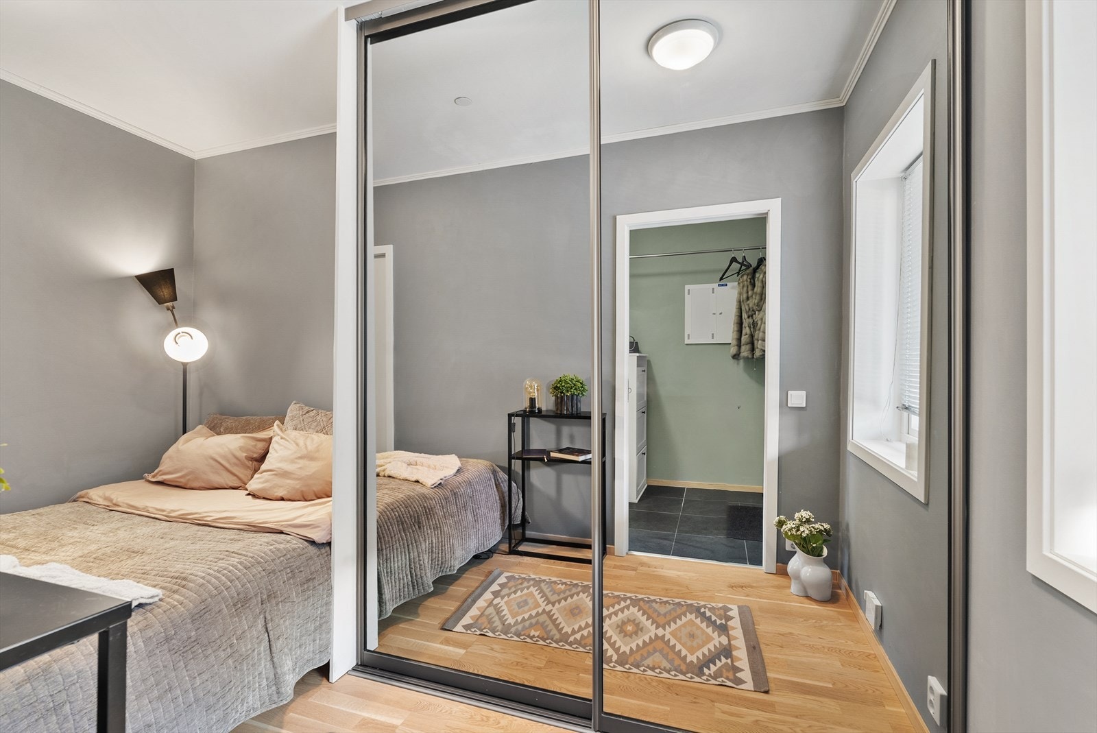Gode oppbevaringsmuligheter i skyvedørsgarderobe. Galleribilde