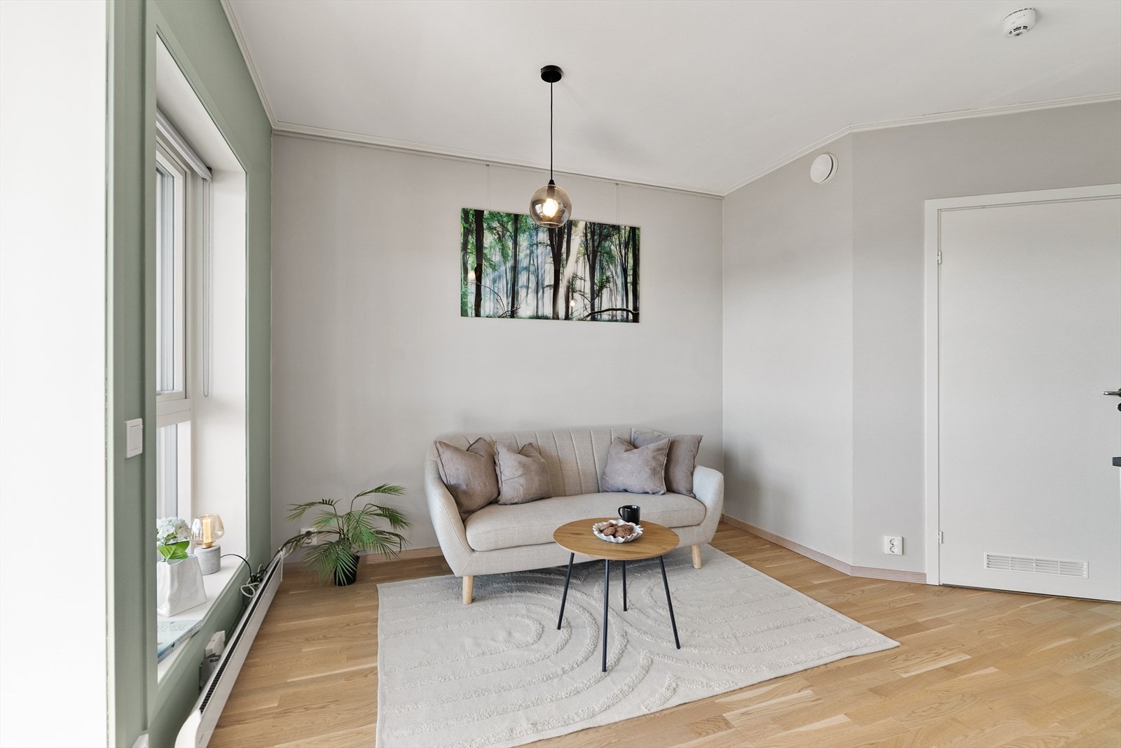 Stuen har god plass til sofa med sjeselong, godstolen med mer. Galleribilde