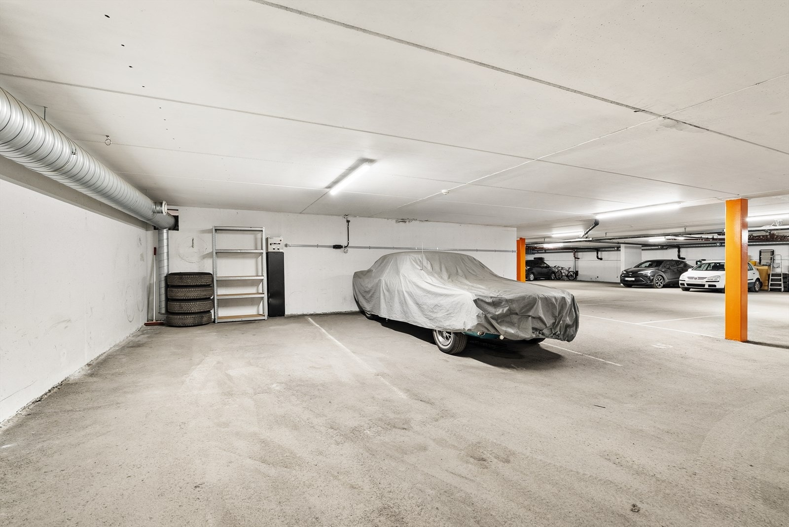 Fast garasje p-plass medfølger i garasjeanlegg i naboblokk. Galleribilde