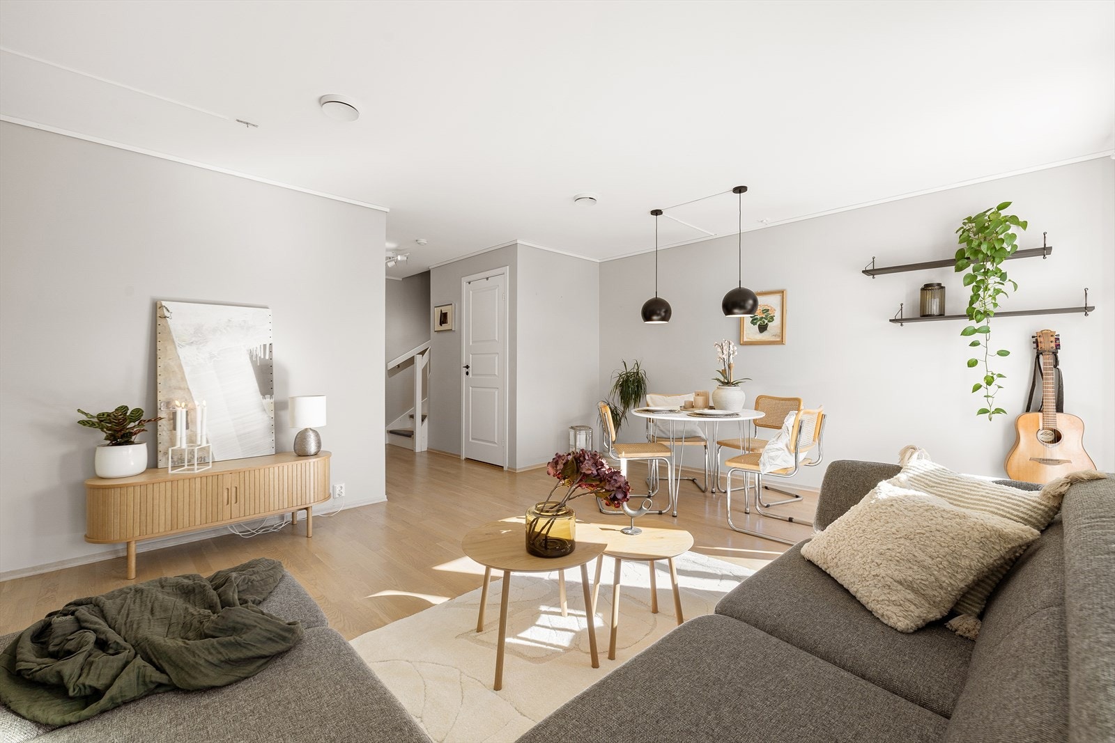 Boligen har en gjennomgående moderne standard med lyse og tidsriktige fargevalg på overflatene. Galleribilde
