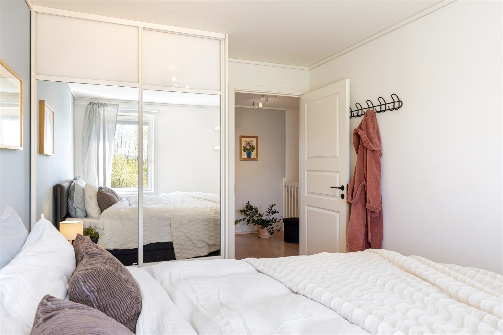 Det er montert en romslig skyvedørsgarderobe med speilfronter. Galleribilde