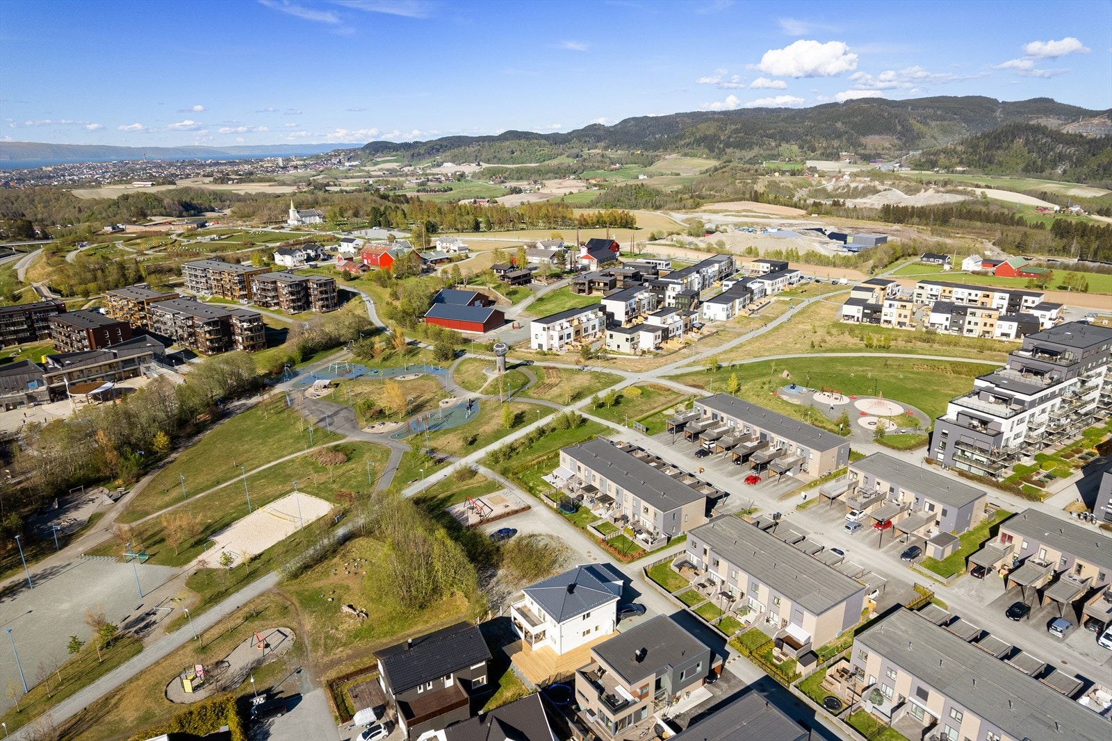 Tillerparken ligger bokstavelig talt et steinkast unna med diverse lekestativ der både små og store kan kose seg. Galleribilde