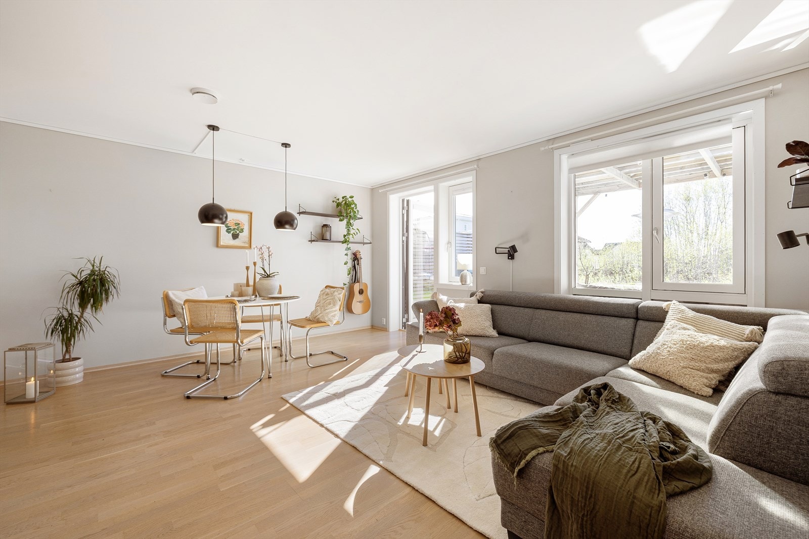 Det er store vindusflater som slipper inn rikelig med naturlig lys i boligens oppholdsrom. Galleribilde