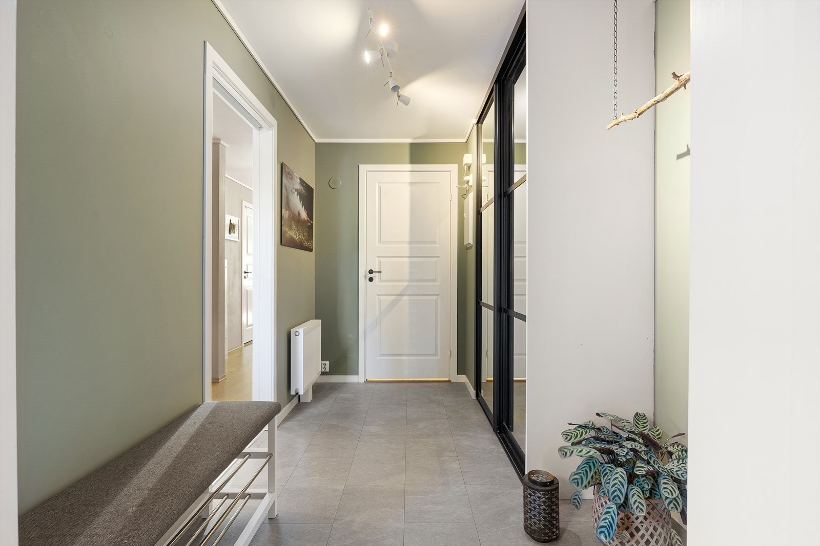 Velkommen inn! Rekkehuset går over to etasjer med entré, stue, kjøkken og bad i boligens første etasje. Galleribilde