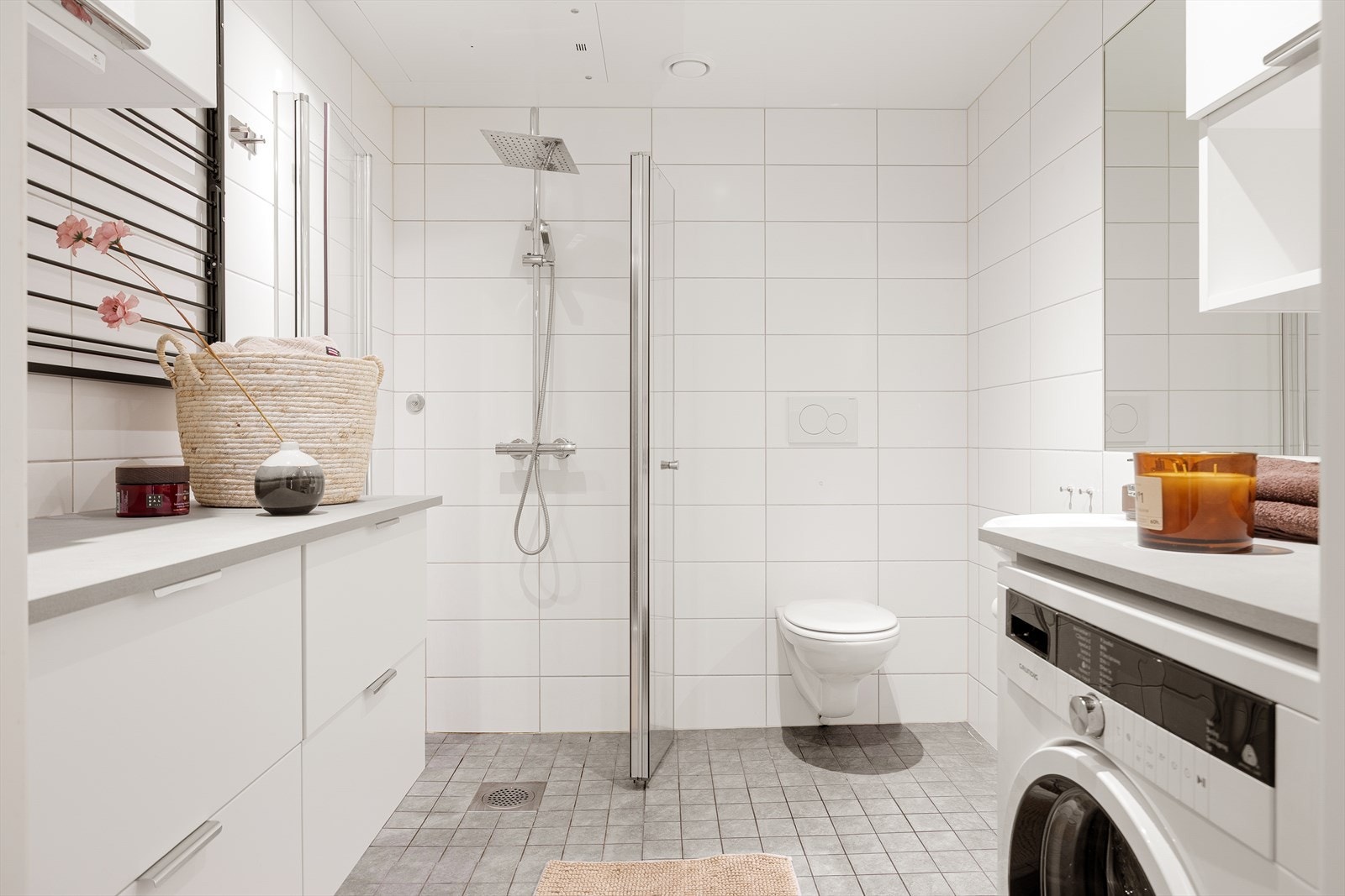 Pent flislagt bad med inngang fra entréen. Badet har opplegg for vaskemaskin, vegghengt toalett og godt med plass. Galleribilde