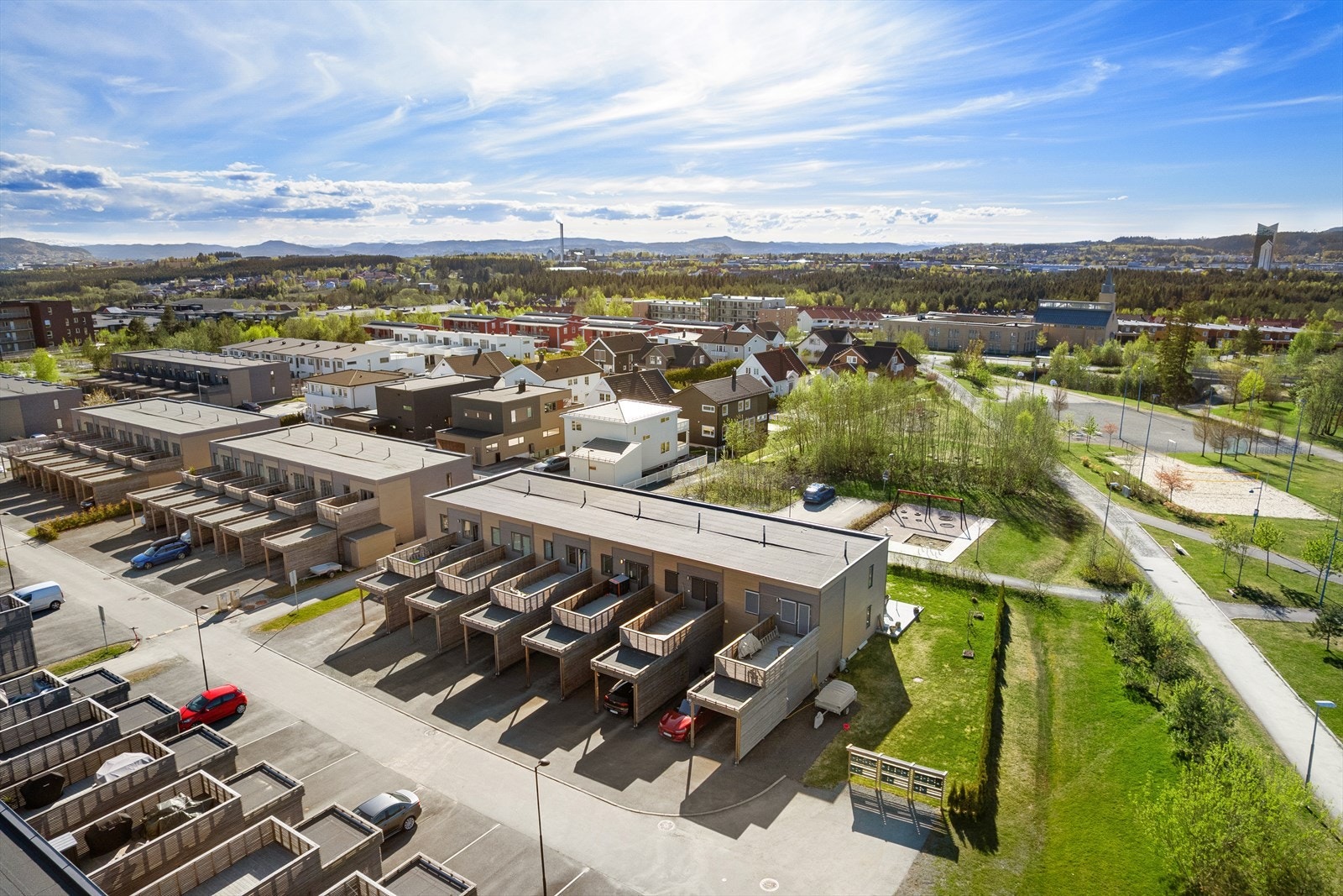Her bor du skjermet, samtidig som du har kort gangavstand til buss, skole, dagligvare, idrettsanlegg og flotte turområder. Galleribilde