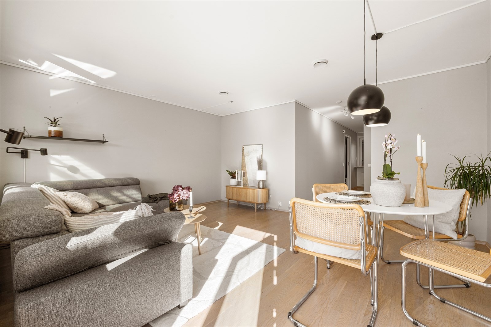 Stuen måler hele 26 kvm og gir gode muligheter for innredning med både sofagruppe og spisegruppe. Galleribilde