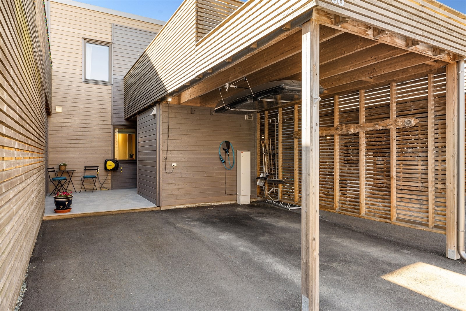 Boligen disponerer egen asfaltert parkeringsplass med plass til to biler, i tillegg til oppstillingsplass i carport med elbillader. Galleribilde