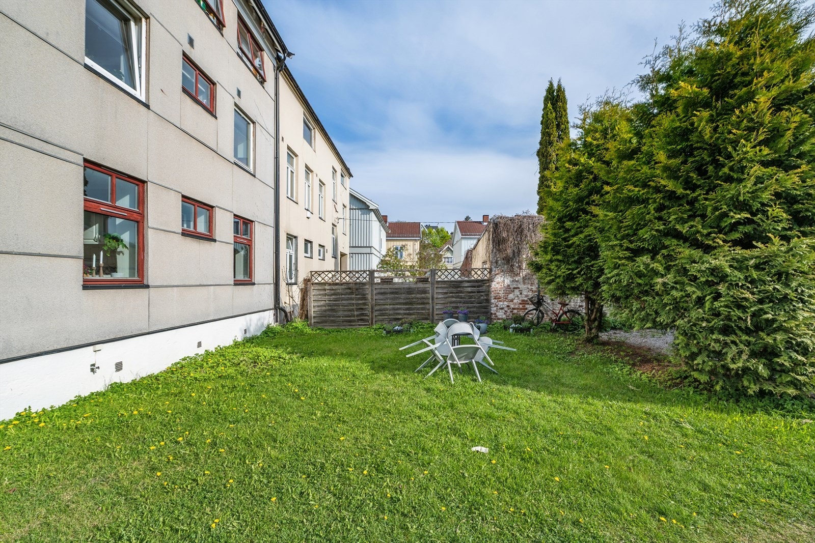 Innbydende bakgård med mye grønt, til glede for beboerne. Galleribilde