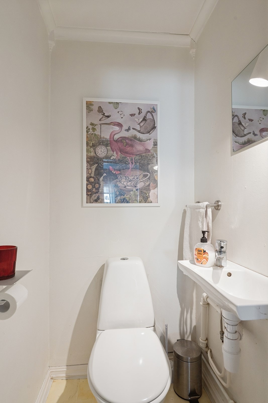 Toalettrom som trenger oppussing for å få et mer moderne uttrykk. Galleribilde