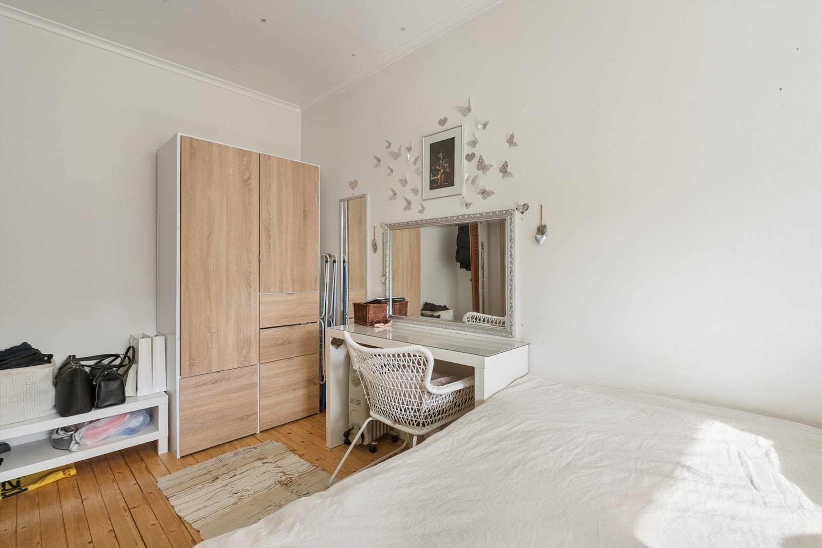 Soverommet byr på god størrelse og fleksible løsninger med plass til garderobe eller andre ønskede møbler. Galleribilde
