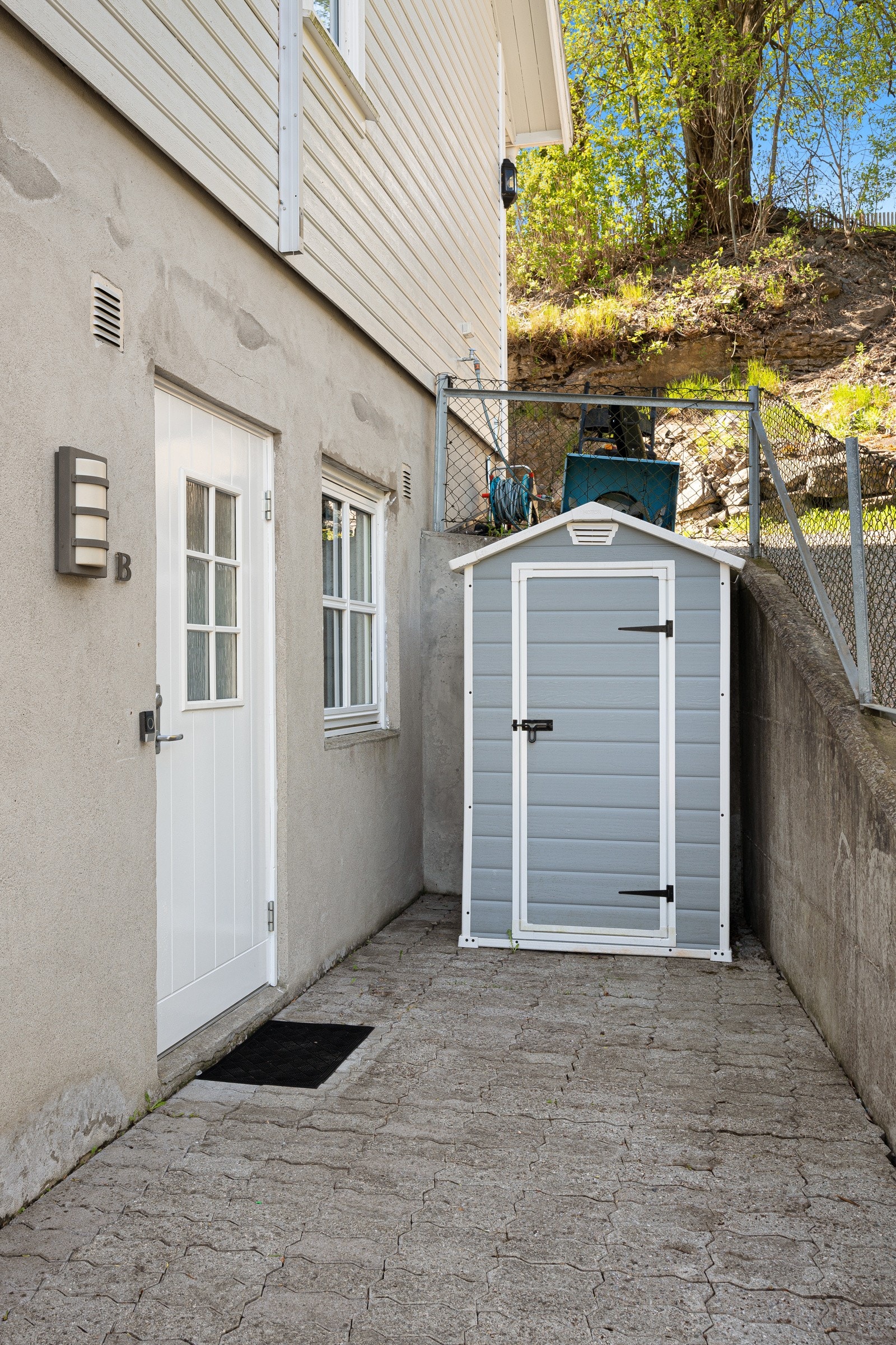 Inngang. Frittstående enkel bod medfølger. Galleribilde