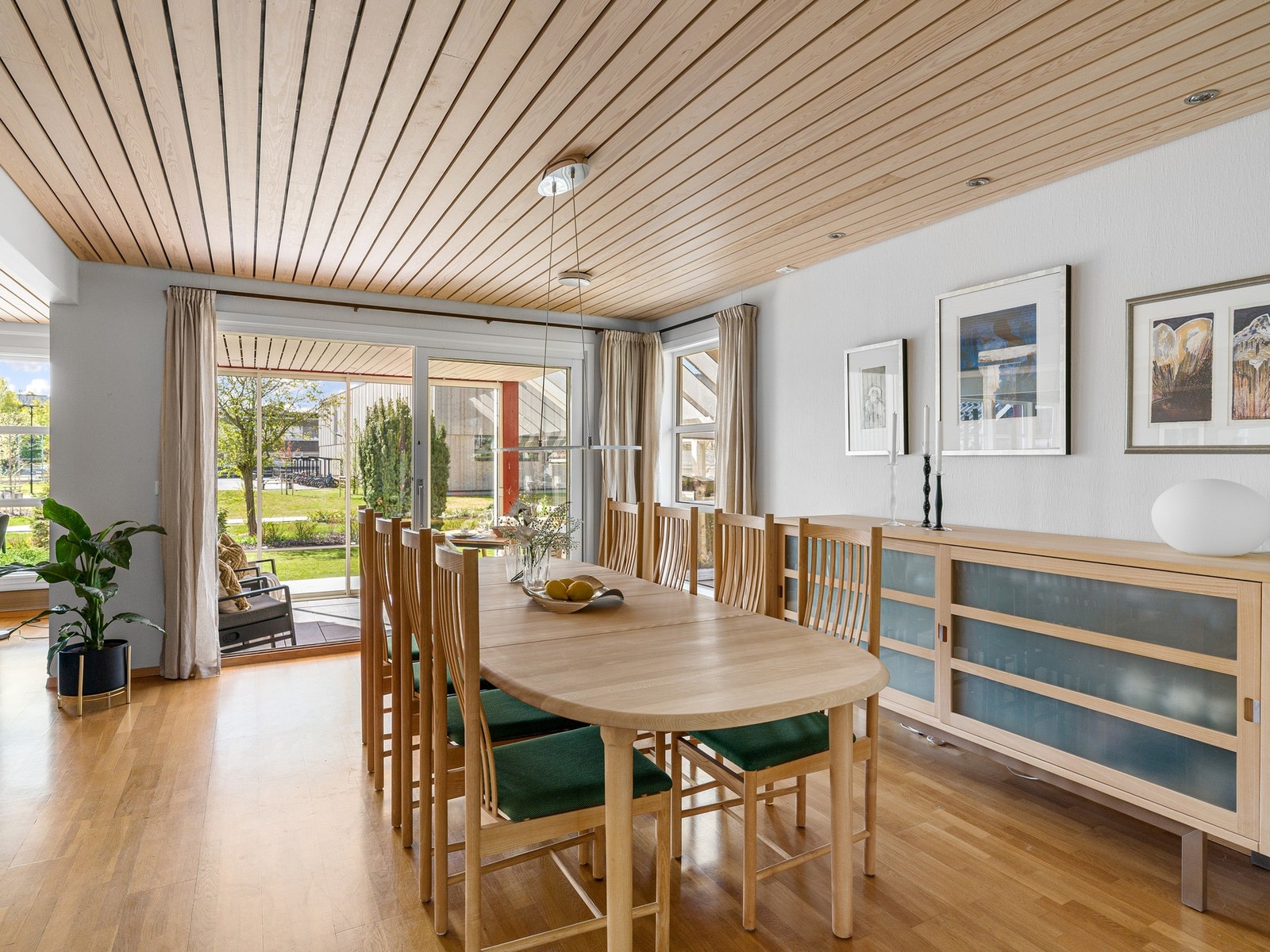 Stuen er i dag innredet med komfortabel sofagruppe og spisebord. Galleribilde