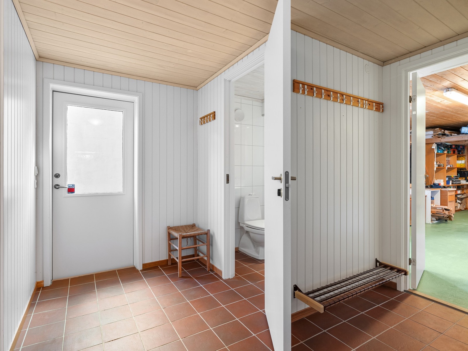 I kjelleren har man også en egen entré. Galleribilde