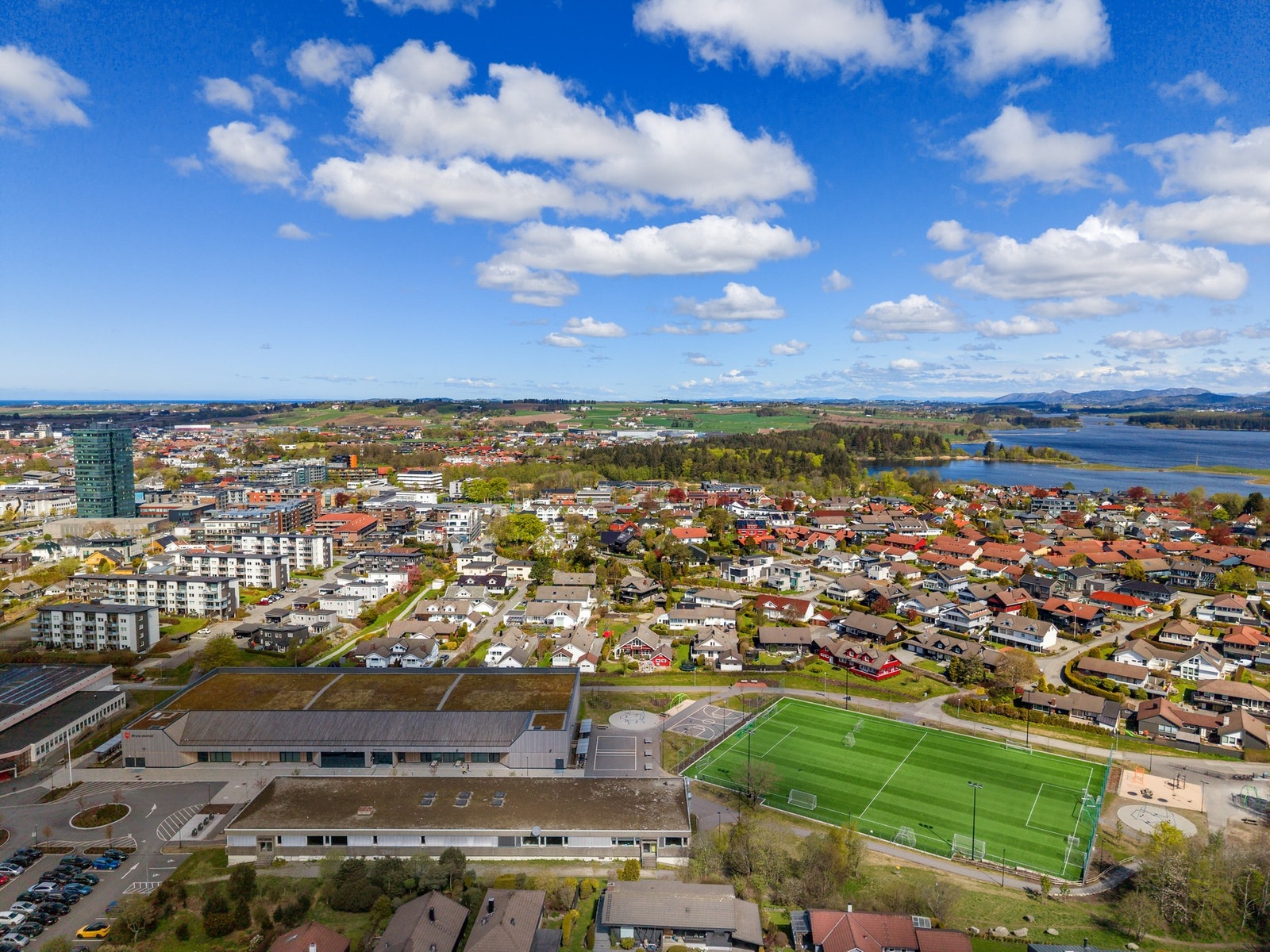 Området byr på offentlig kommunikasjon i form av buss og tog. Galleribilde
