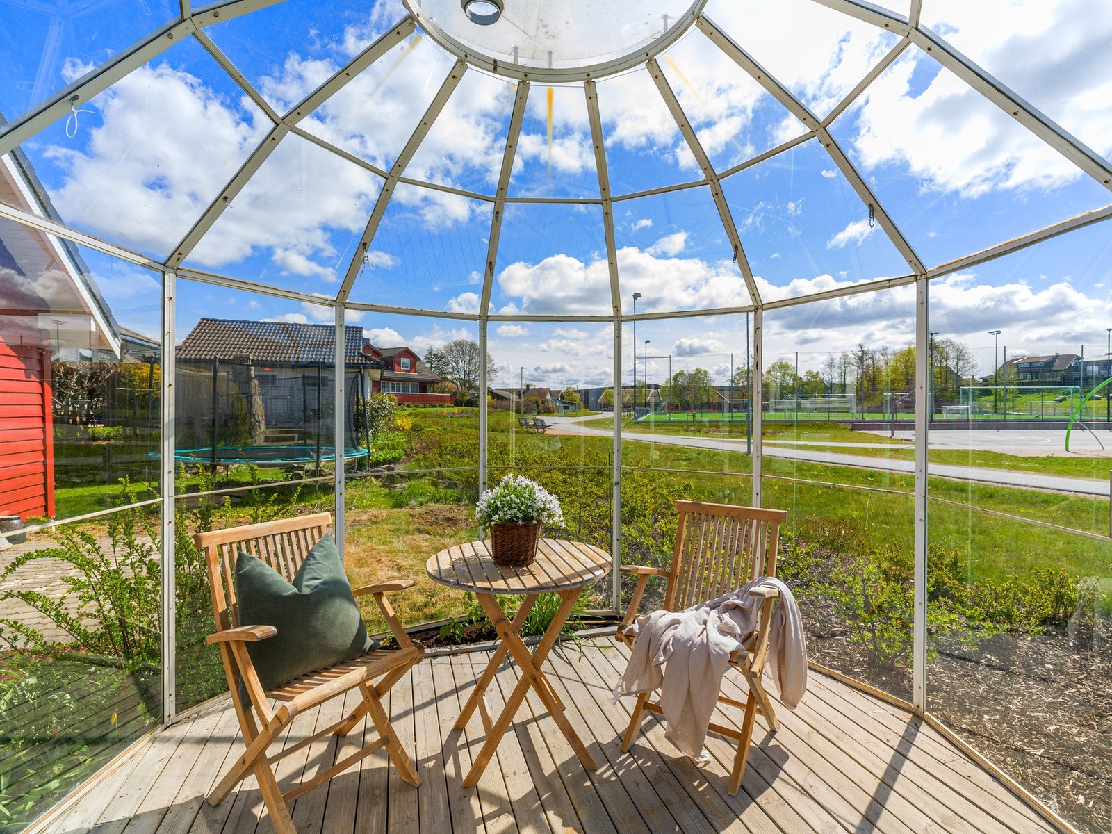 I hagen finner man også et lysthus. Galleribilde