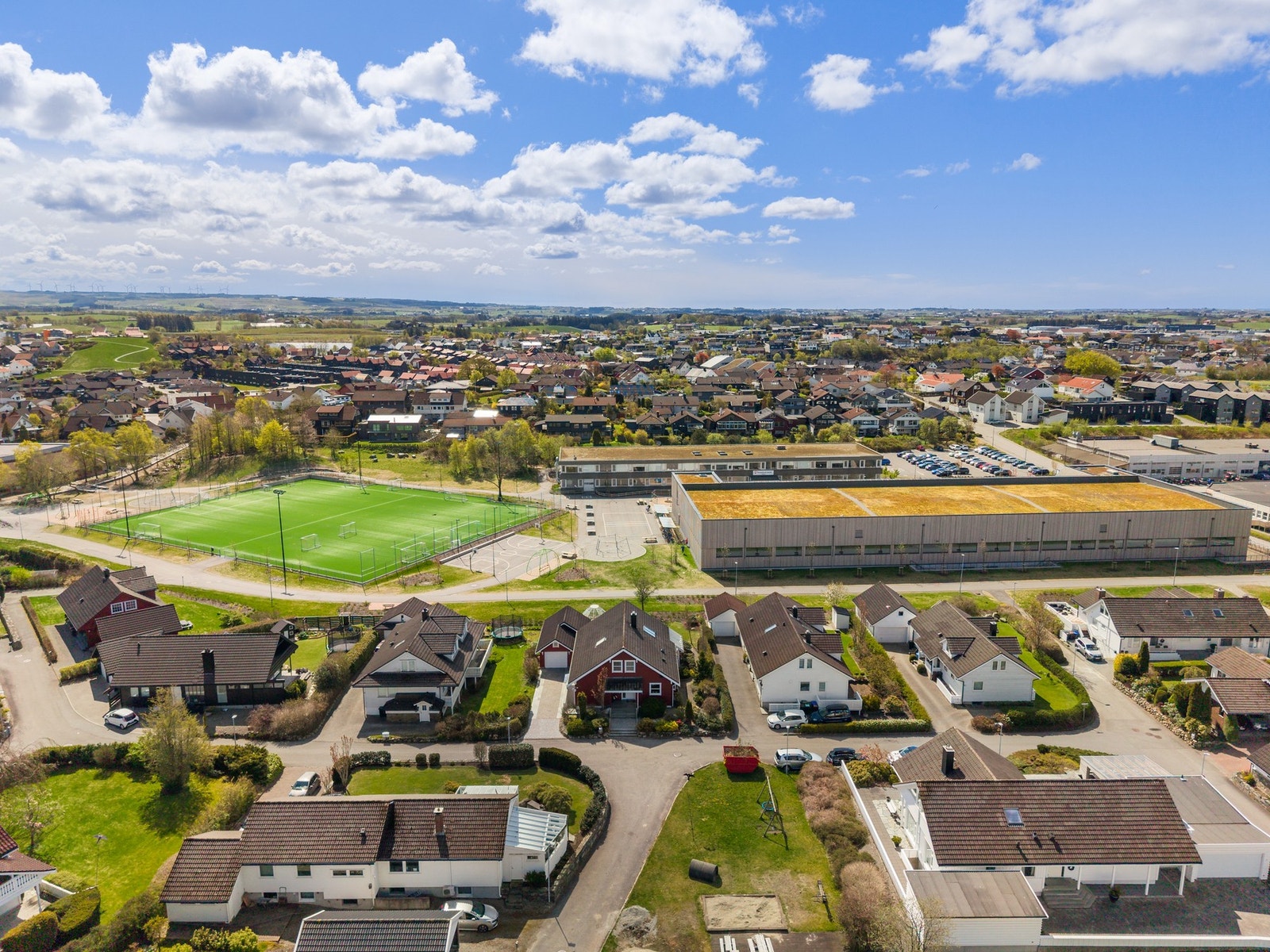 Boligen ligger i et rolig boligområde uten gjennomfartstrafikk Galleribilde