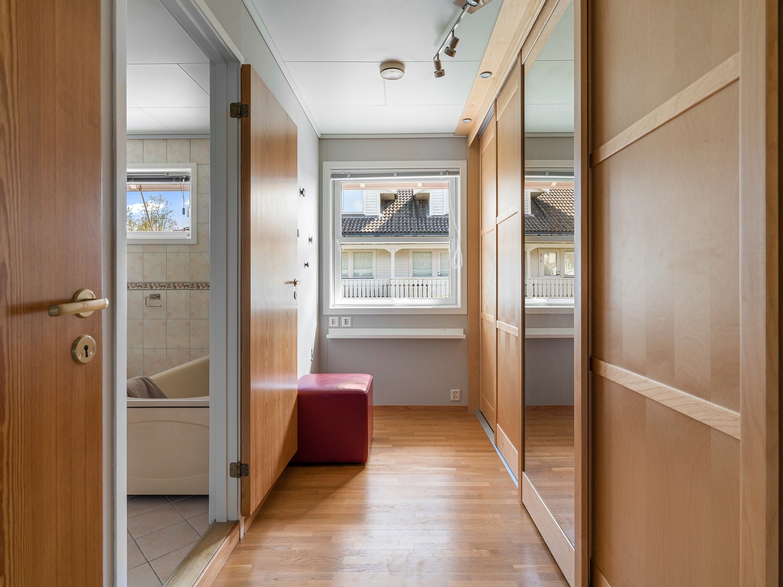 I tilknytning til badet har man også et garderoberom. Rommet kan også benyttes som soverom. Galleribilde
