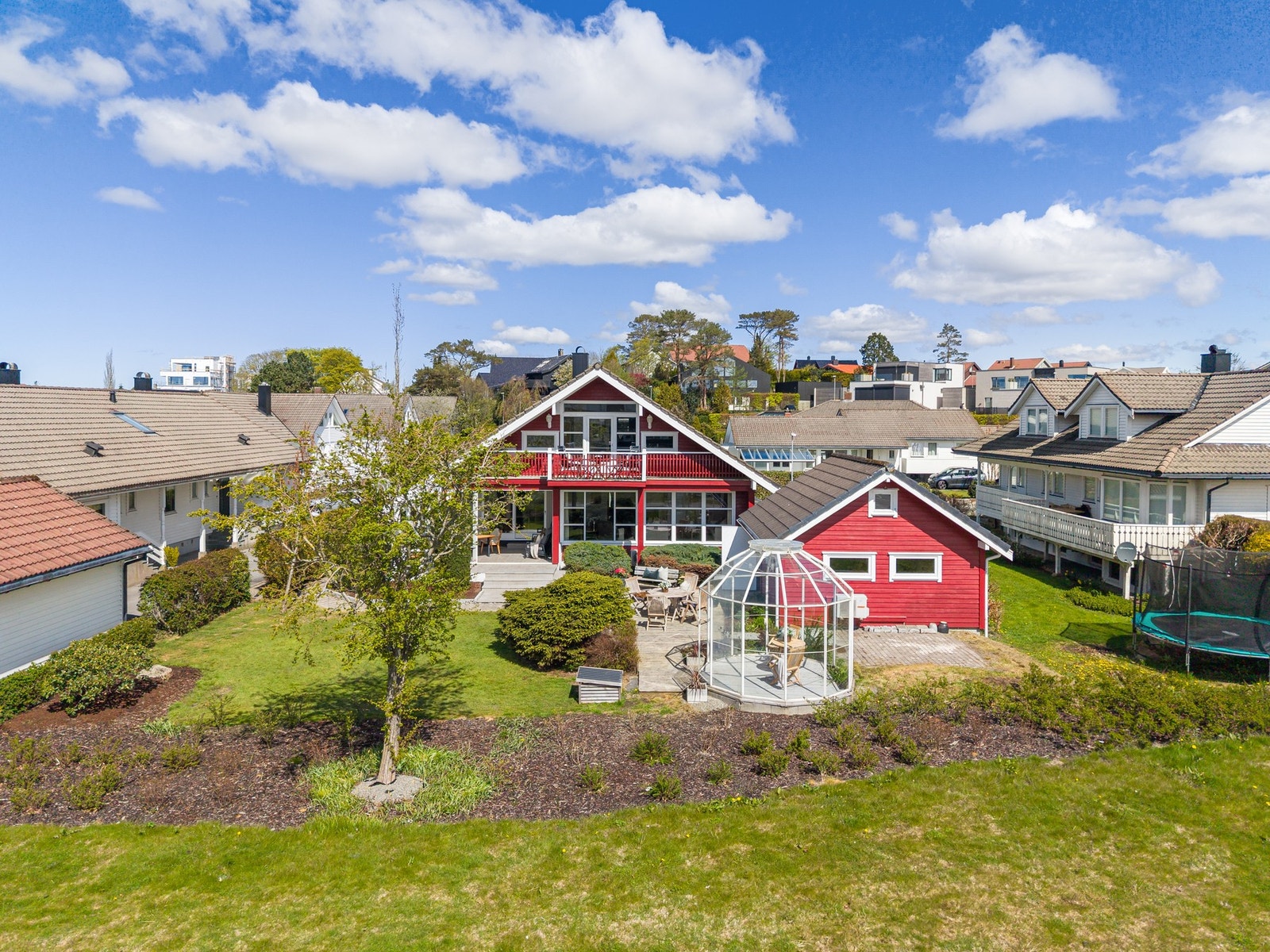Innholdsrik bolig med praktisk planløsning og gjennomgående standard. Galleribilde