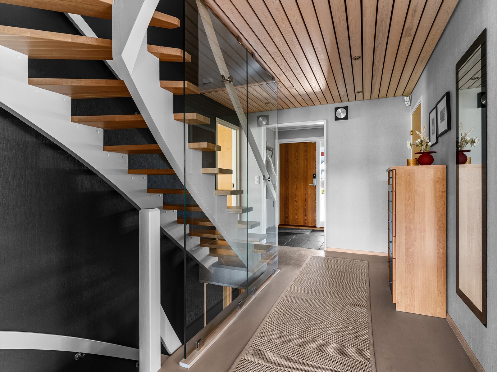 Entréen gir et godt førsteinntrykk med lyse overflater og en romslig utforming. Galleribilde