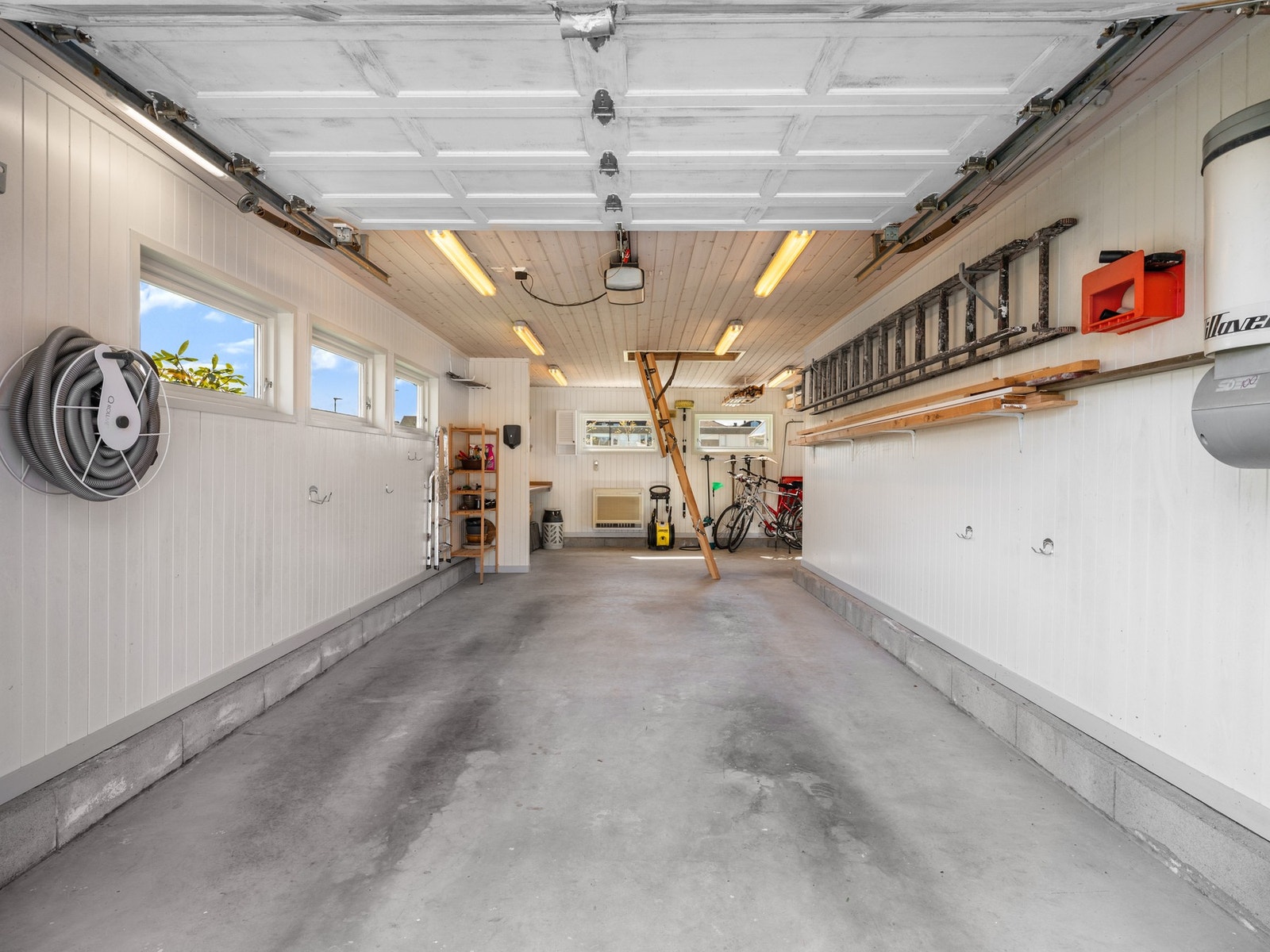 Boligen har parkering i garasje med elbillader. Galleribilde
