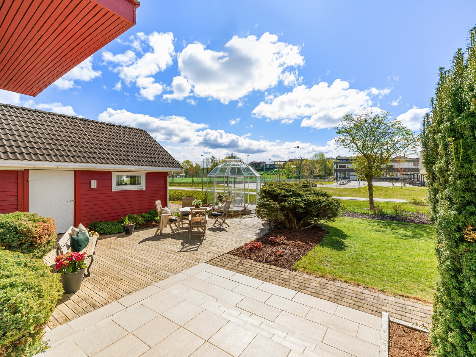 Tomten fremstår som velholdt og gjennomtenkt, godt tilrettelagt for både sosiale sammenkomster, rolige uteopphold og hverdagsliv. Galleribilde