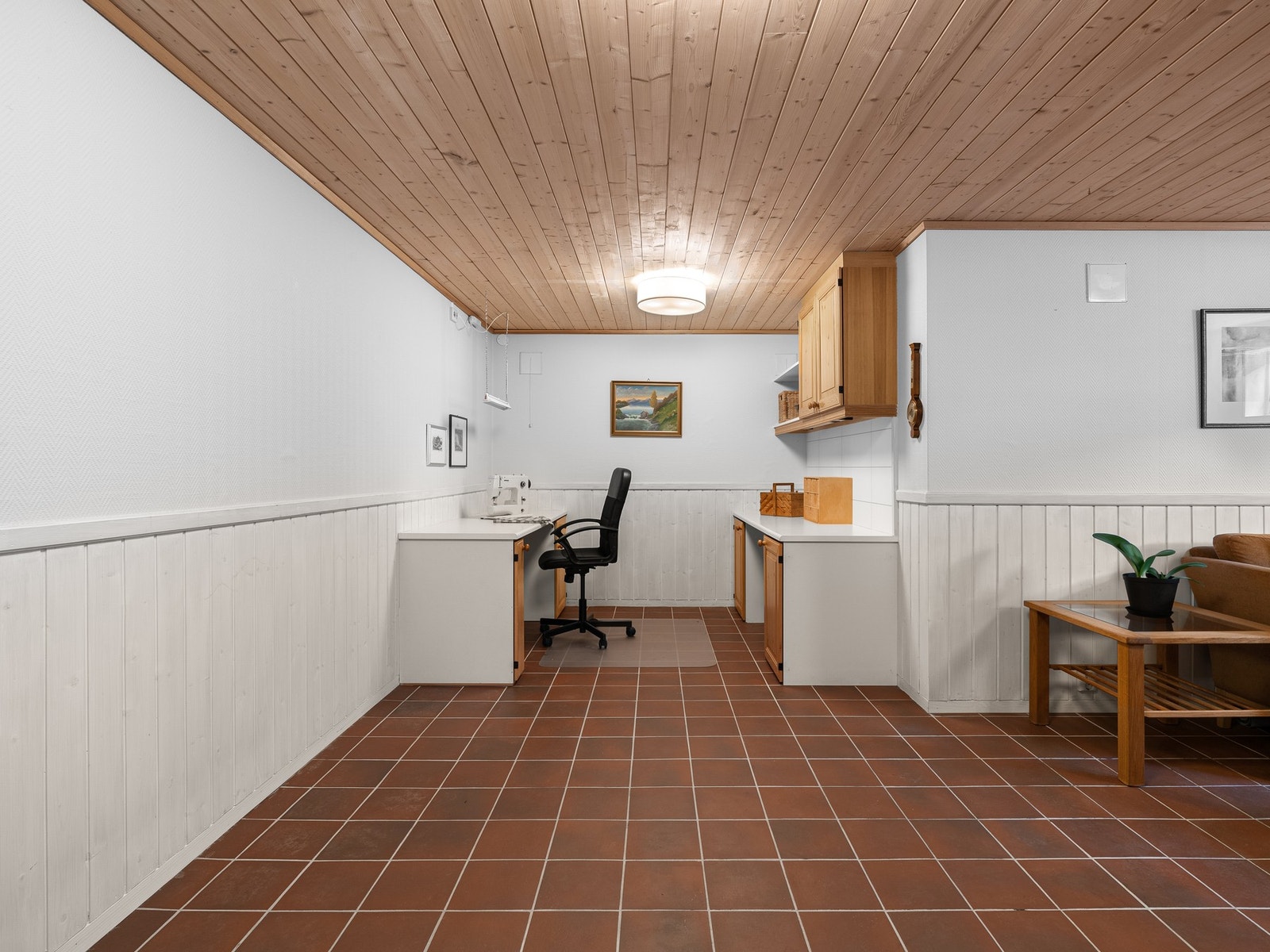 Her er det god plass til sofagruppe og tilhørende møblement, noe som skaper en lun og innbydende atmosfære. Galleribilde